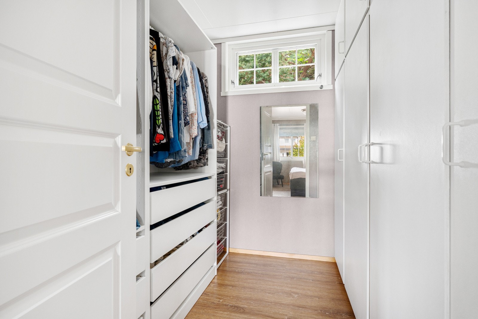 Walk-in-closet i tilknytning til hovedsoverommet. Galleribilde