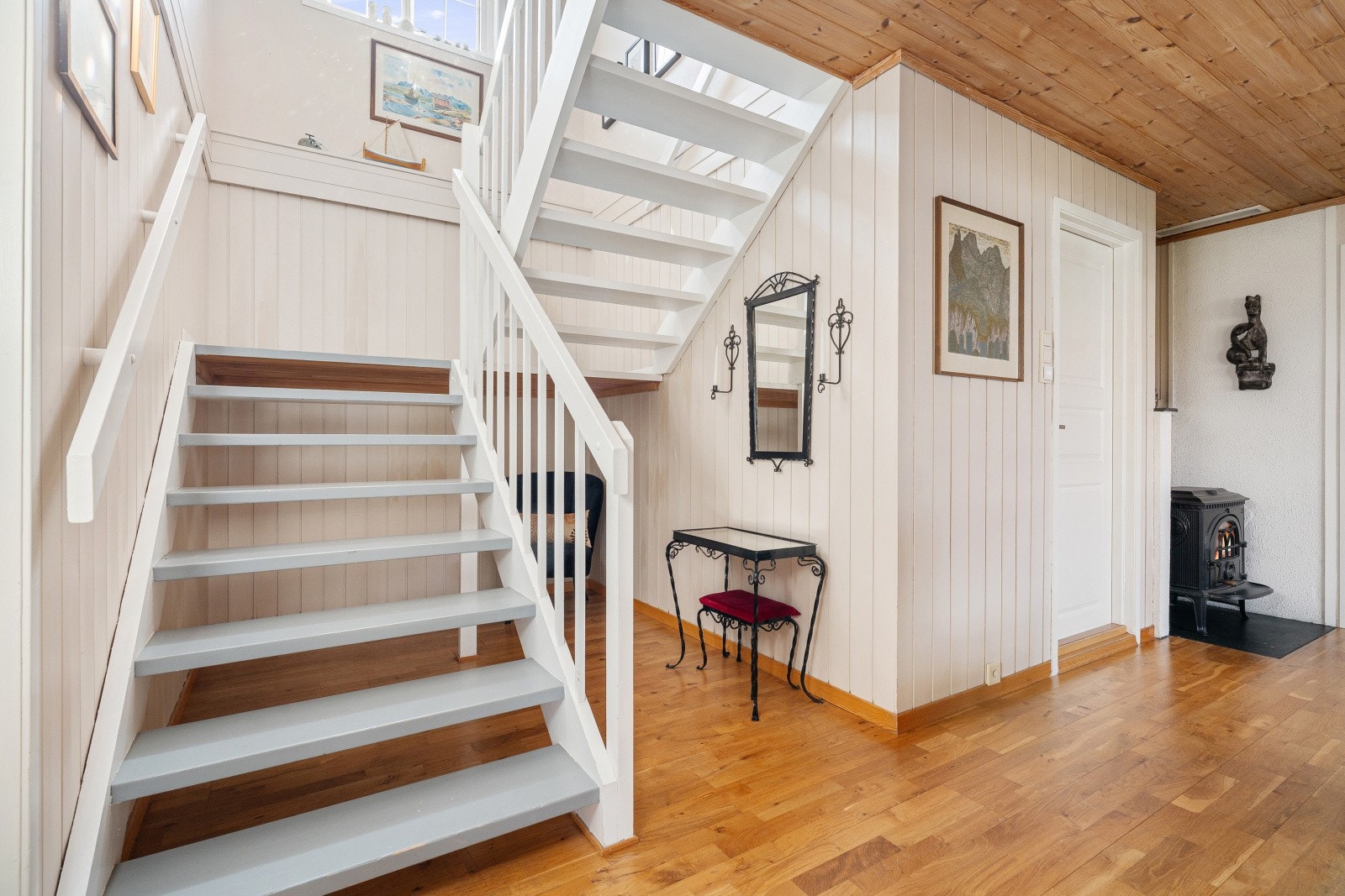 En romslig hall (kjellerstue m/vedovn (effektiv rist opp til stue for fordeling av varmen). Galleribilde