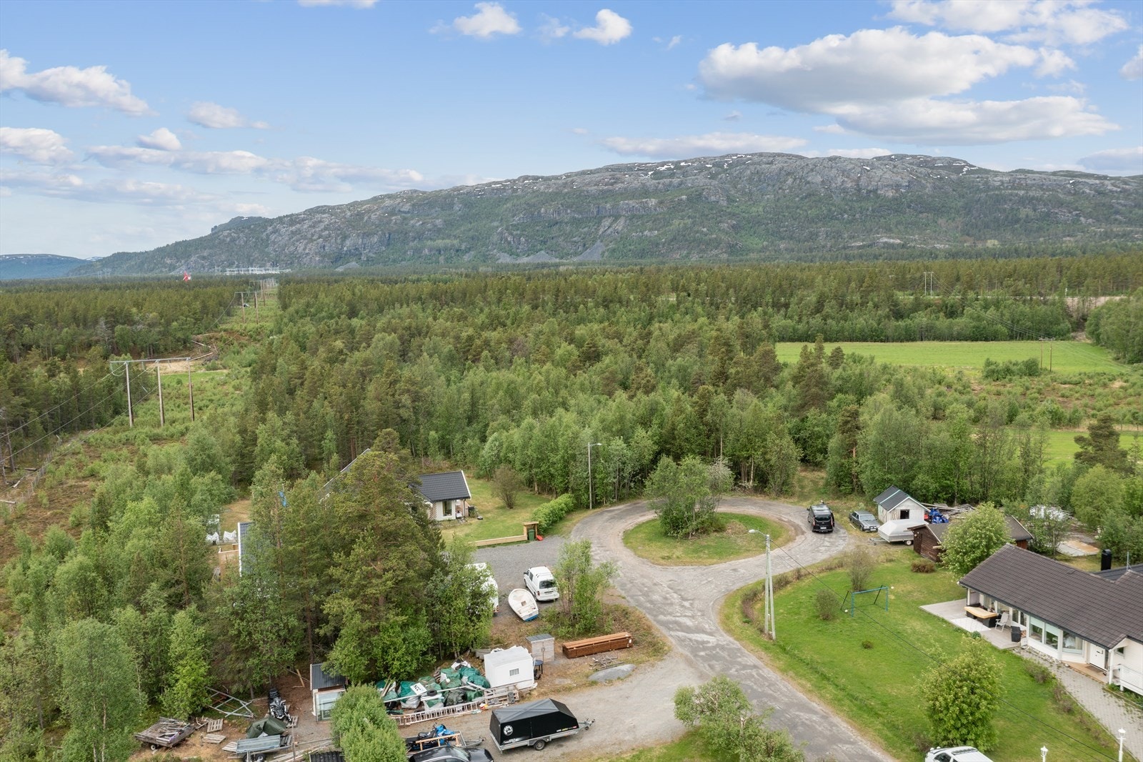 Eiendommen ligger sør/vest for "rundkjøringen" Galleribilde