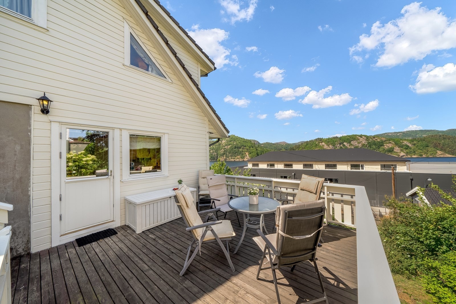 Fra kjøkkenet er det utgang til en stor terrasse hvor morgen- og formiddagssola kan nytes på sommerstid. Galleribilde