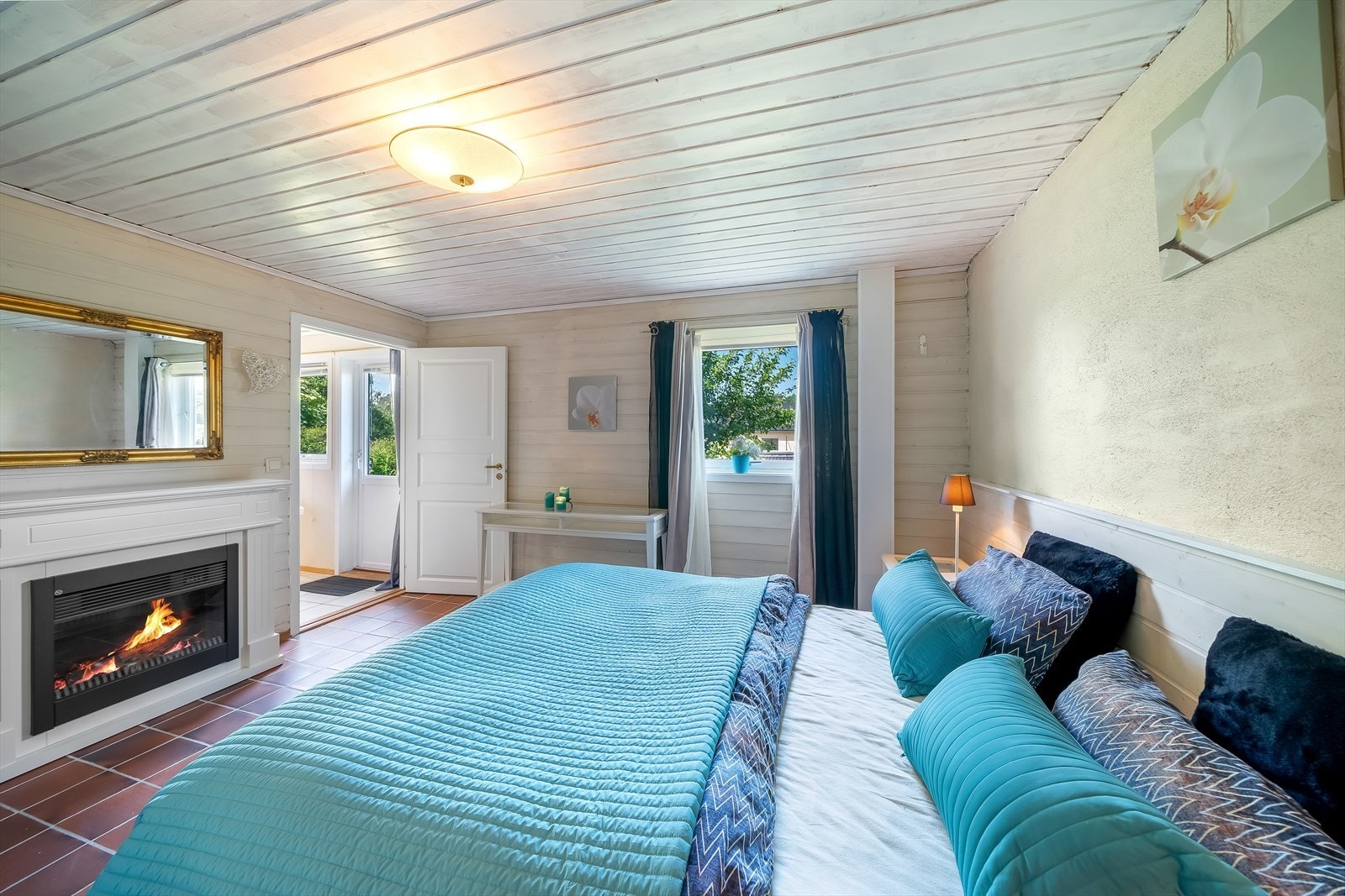 Hovedsoverommet (ikke godkjent iht. tegninger) ligger i underetasjen med egen walk-in-closet og bad. Galleribilde