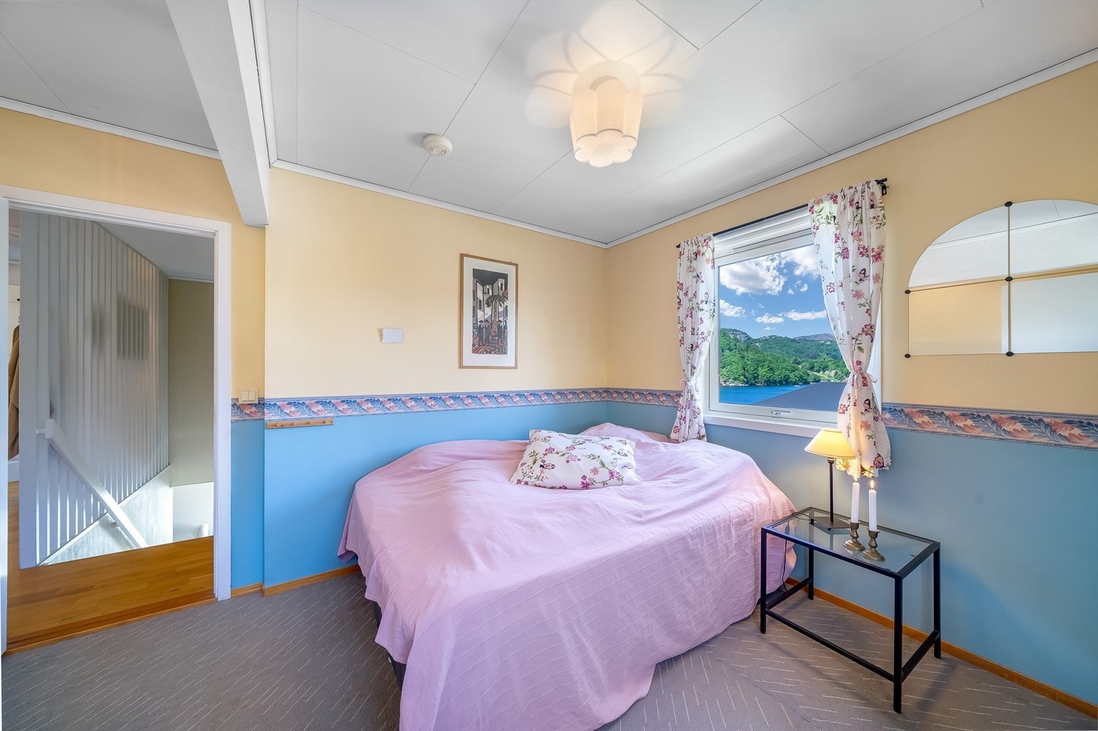 Soverom på øverste plan. Rom innredet som soverom (ikke godkjent ihht. tegninger) Galleribilde