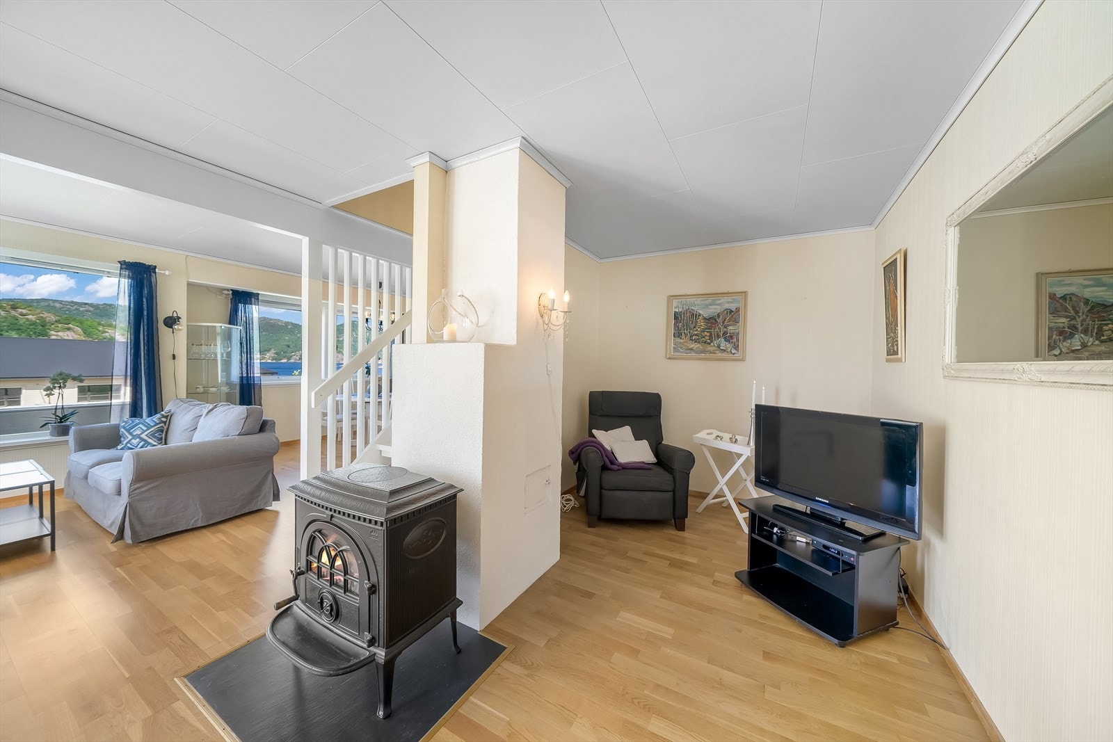 Stuens utforming gir rom for møblering i soner. Galleribilde