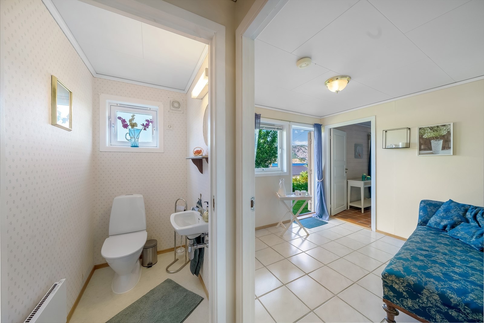 Nederste plan/underetasjen har et praktisk toalettrom og utgang til hagen. Galleribilde