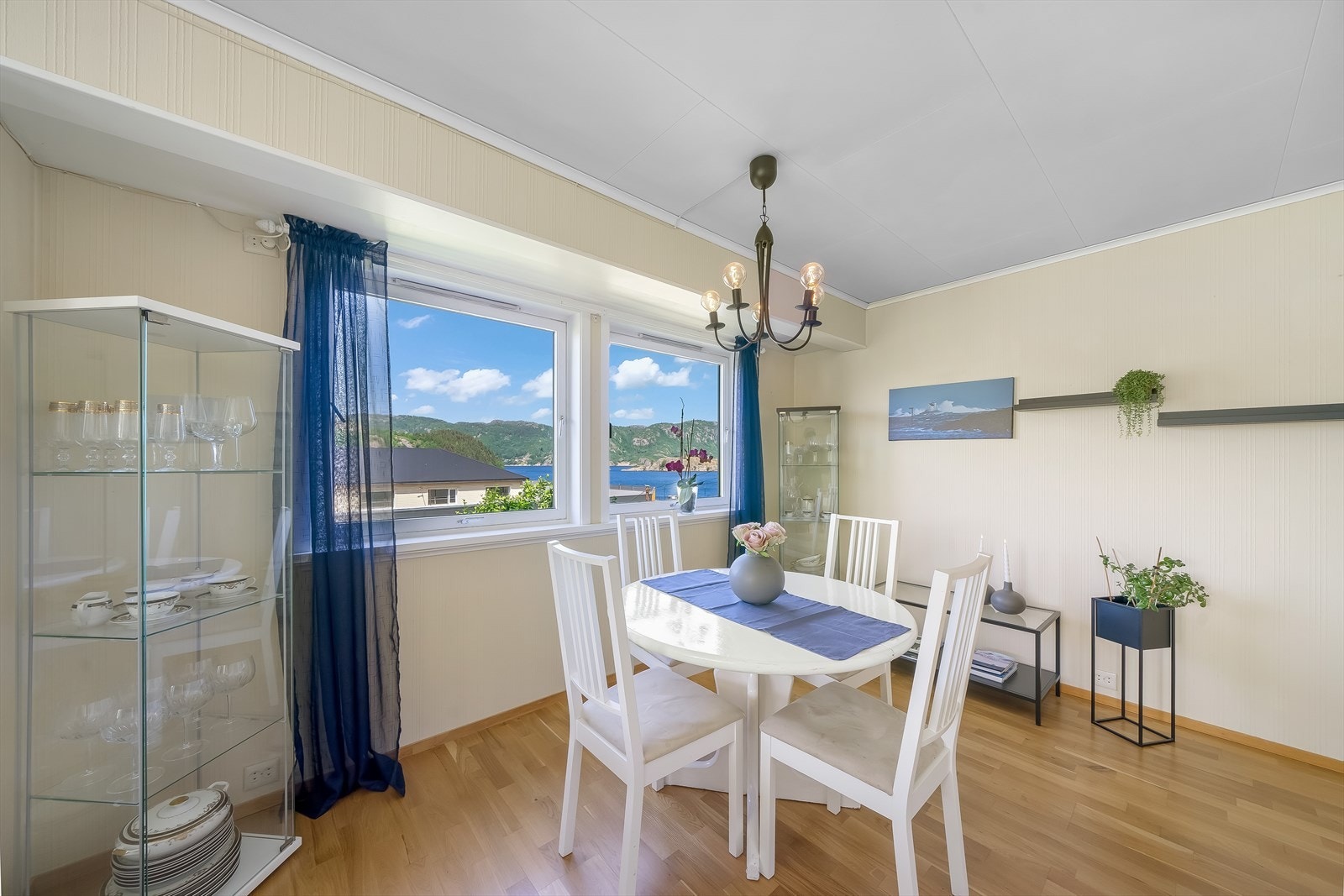 Ved adkomsten til kjøkkenet er det plass til spisemøblement. Galleribilde