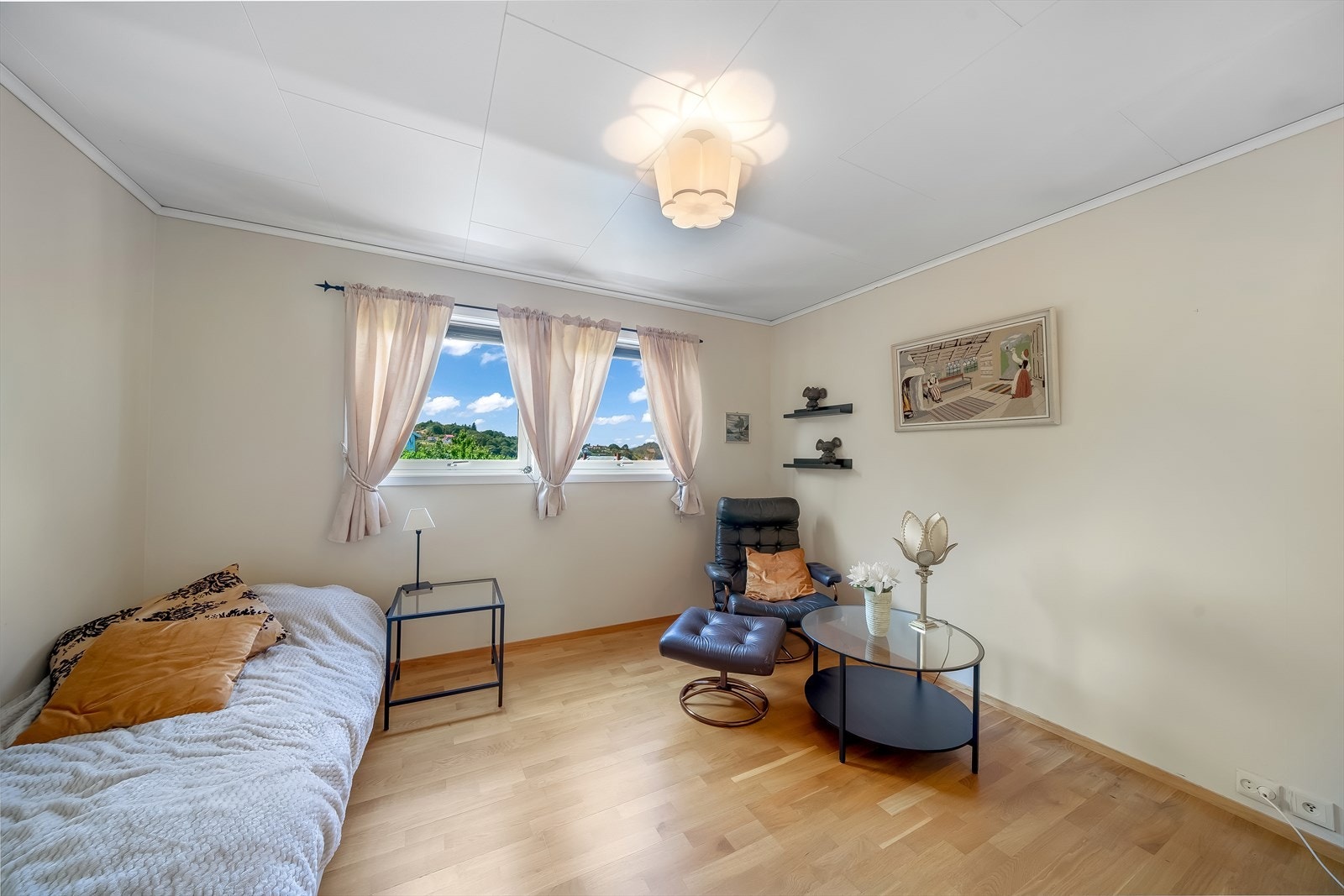 Soverom på øverste plan. Soverom 1 av 3 Galleribilde