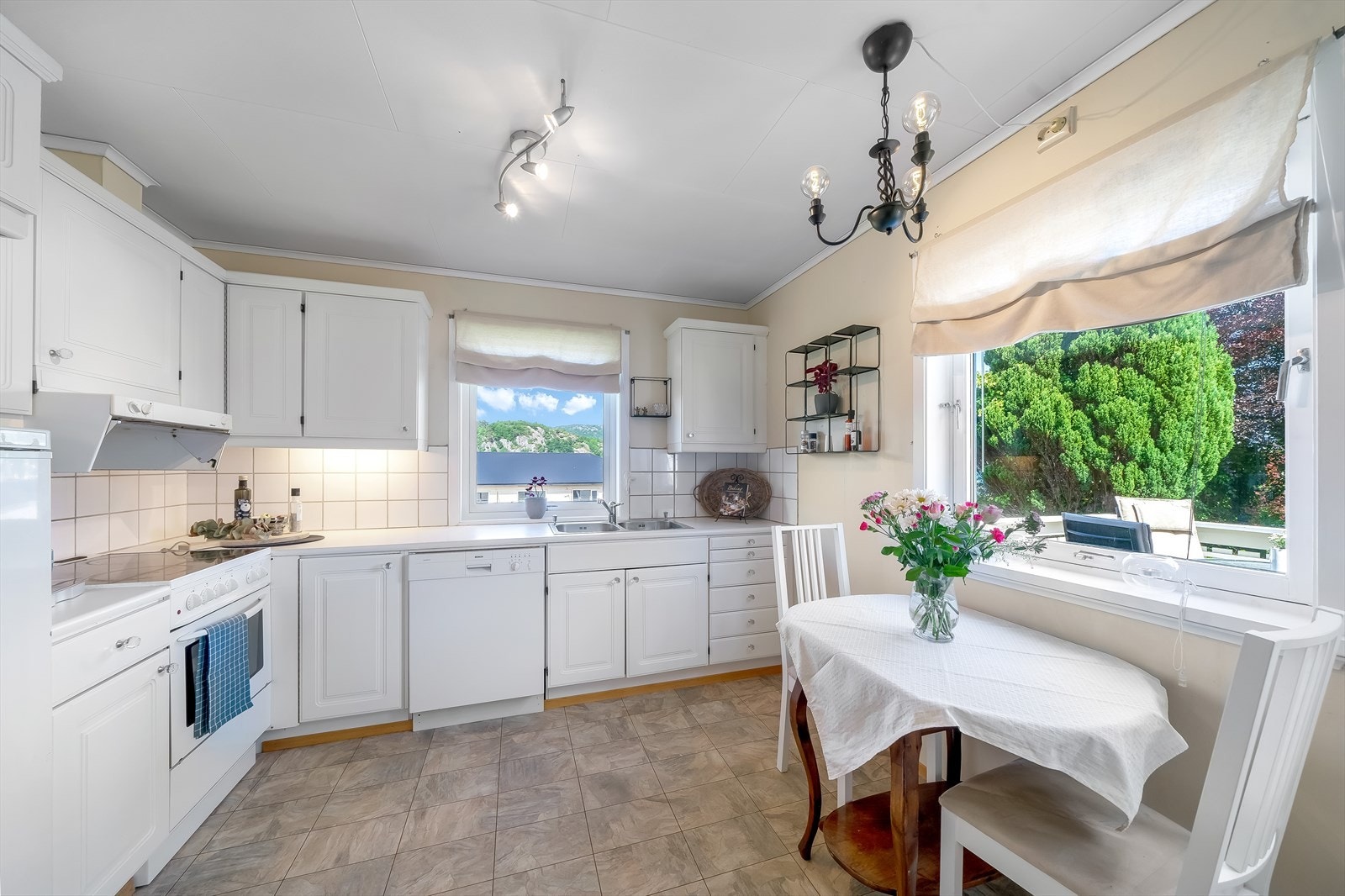 Pent profilert kjøkken med avsatt plass til hvitevarer. Kjøkkenets utforming gir rom for en god arbeidsplass. Galleribilde