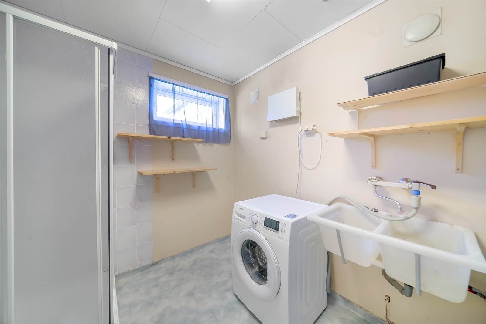 Ved kjøkkenet ligger et praktisk vaskerom med dusj. Galleribilde