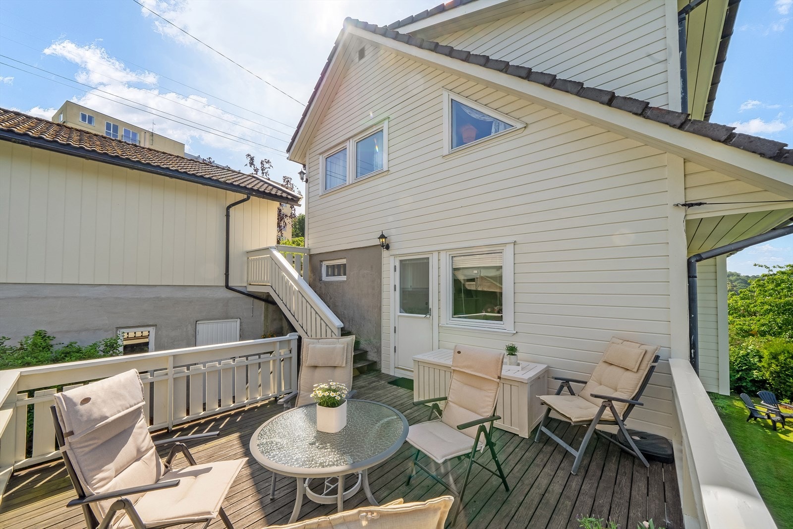 Terrassen er en ypperlig forlengelse av kjøkkenet på sommeren med mulighet for utekjøkken/grillplass. Galleribilde