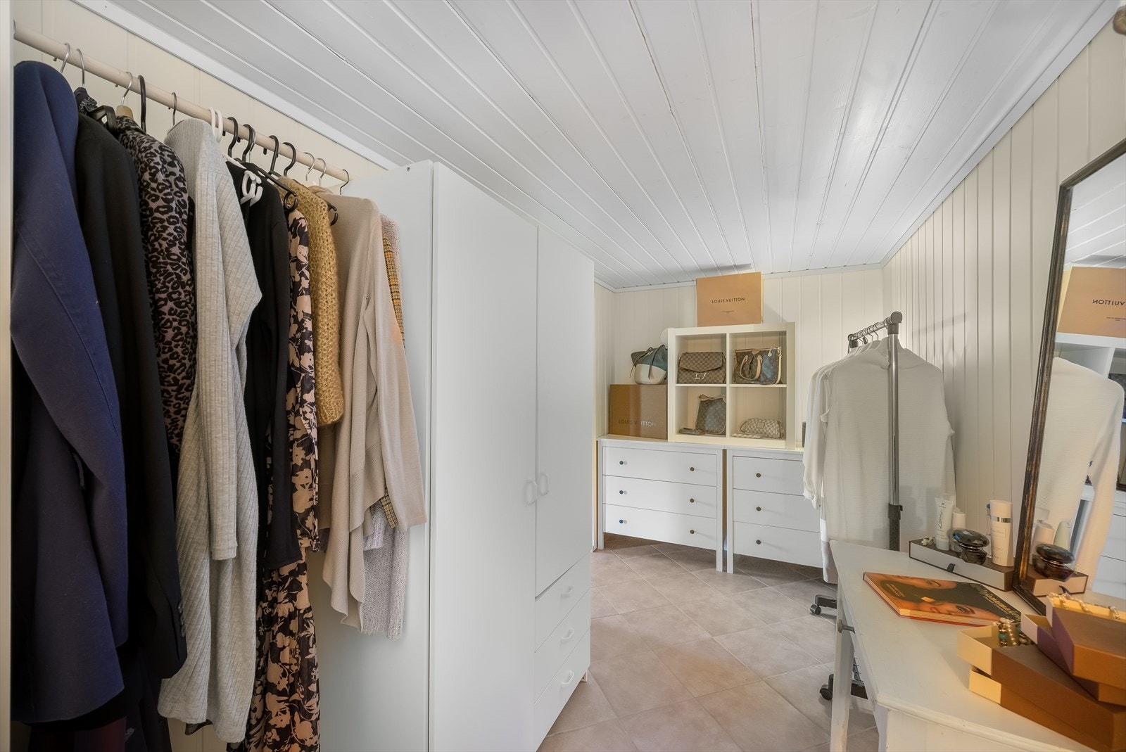 Walk-in- closet/ gang som fører videre inn til badet. Galleribilde