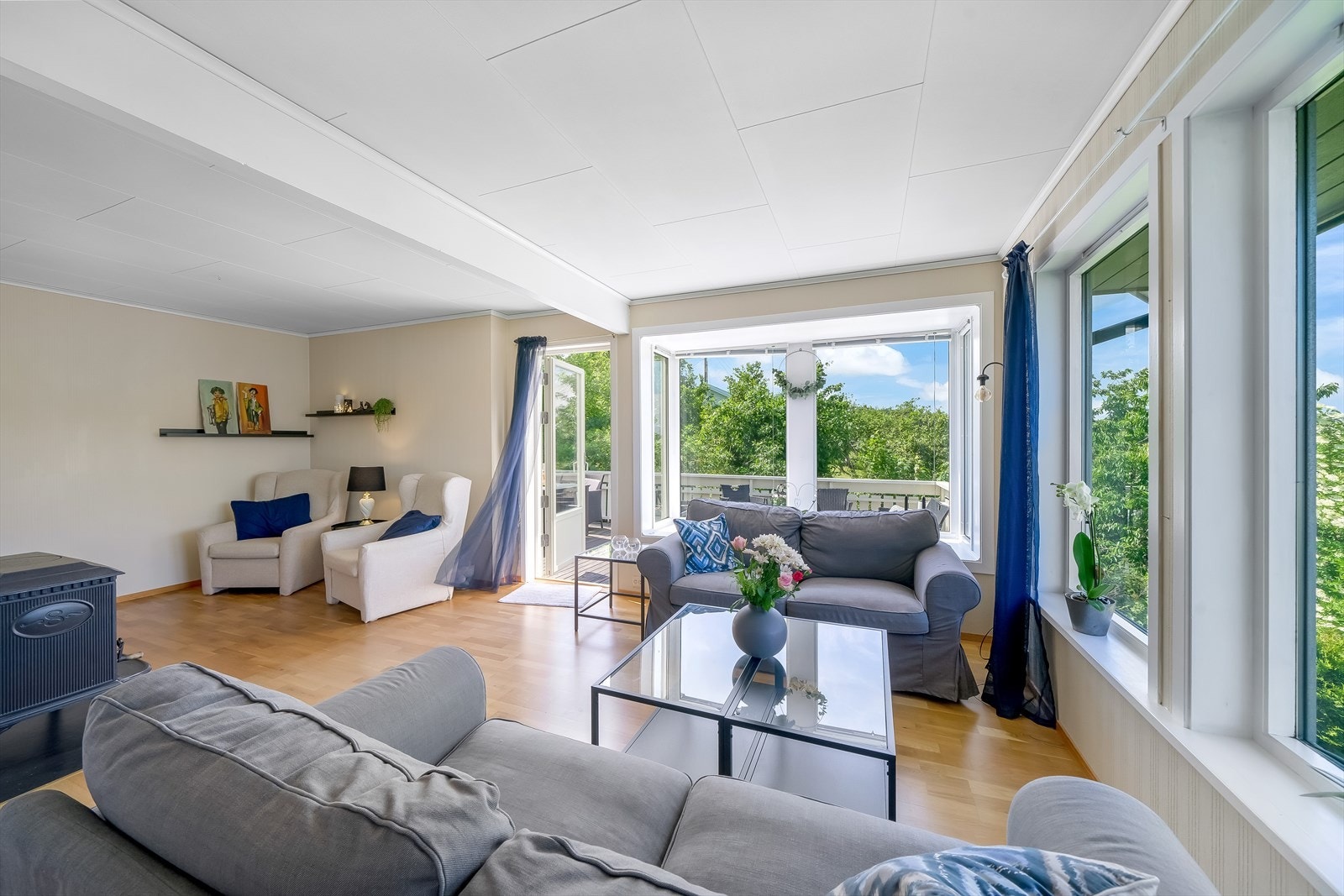 Fra stua er det utgang til en vestvendt terrasse. Galleribilde