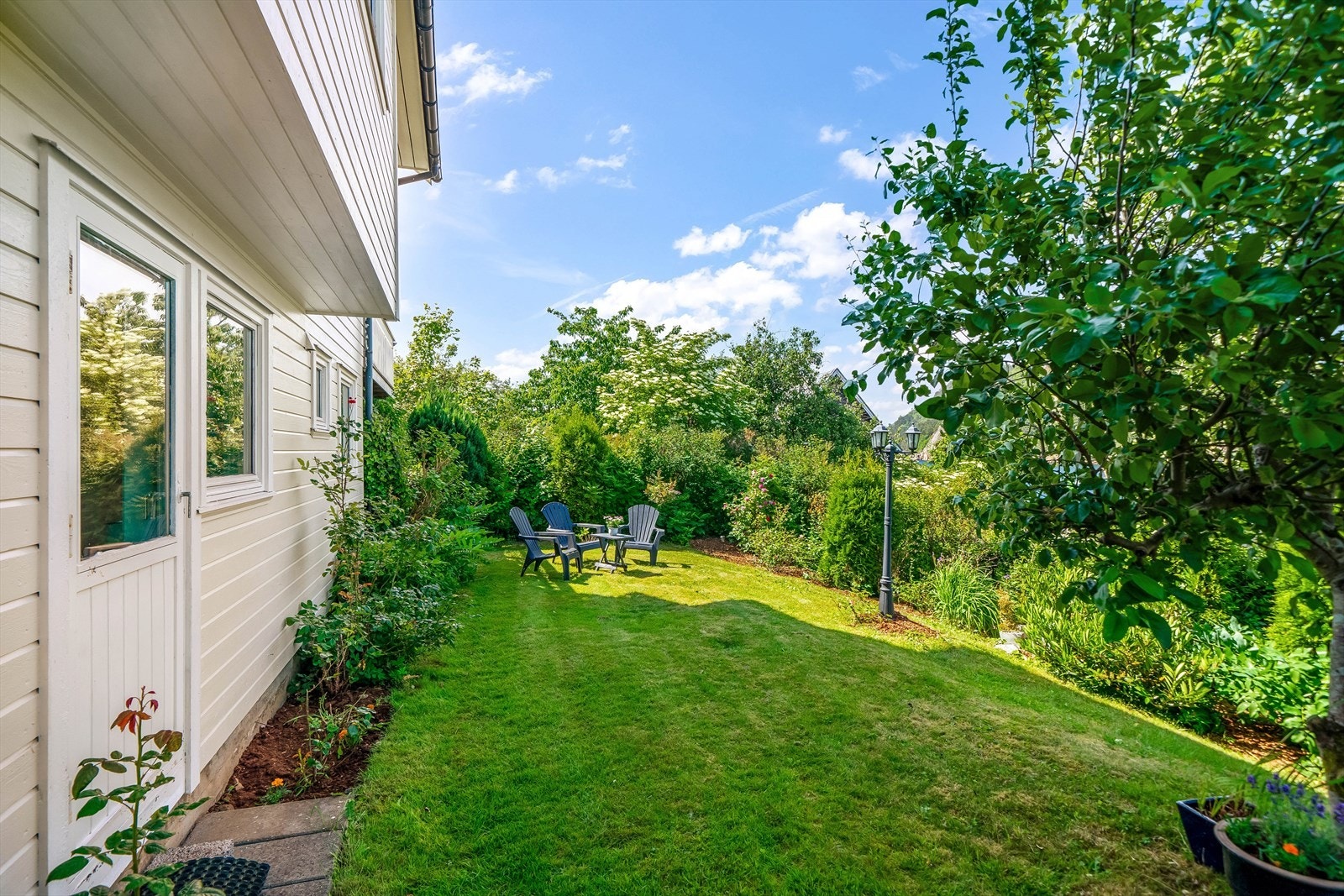 Utgang fra underetasjen rett ut til hagen. Galleribilde