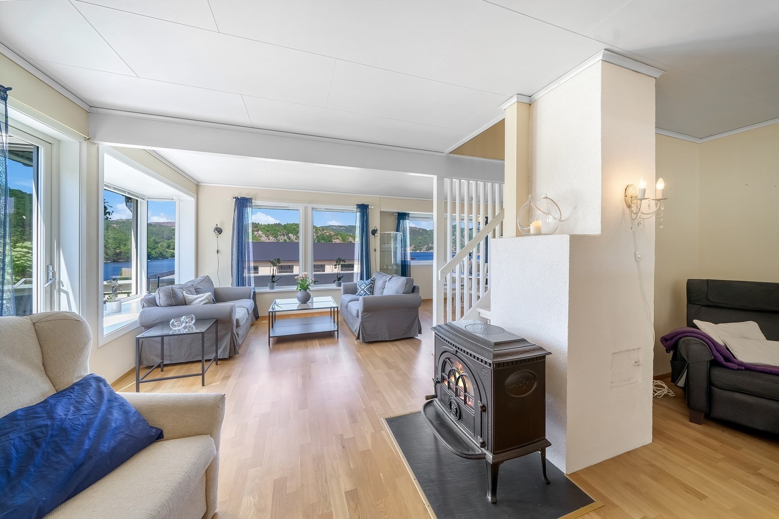 På kalde dager kan man nyte varmen og stemningen fra vedovnen. Galleribilde