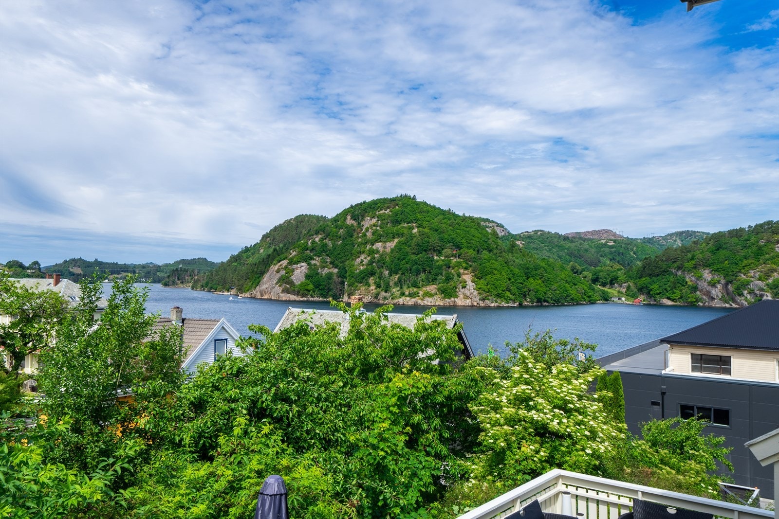 Sentralt beliggende enebolig på flott utsiktstomt. Galleribilde