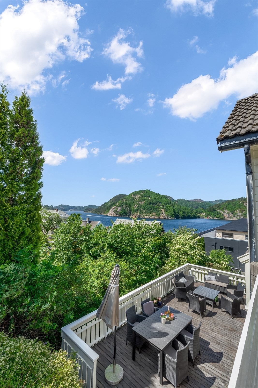 Den flotte utsikten kan nytes fra flere hold, og de mange flotte solnedgangene er et skue fra eiendommen. Galleribilde