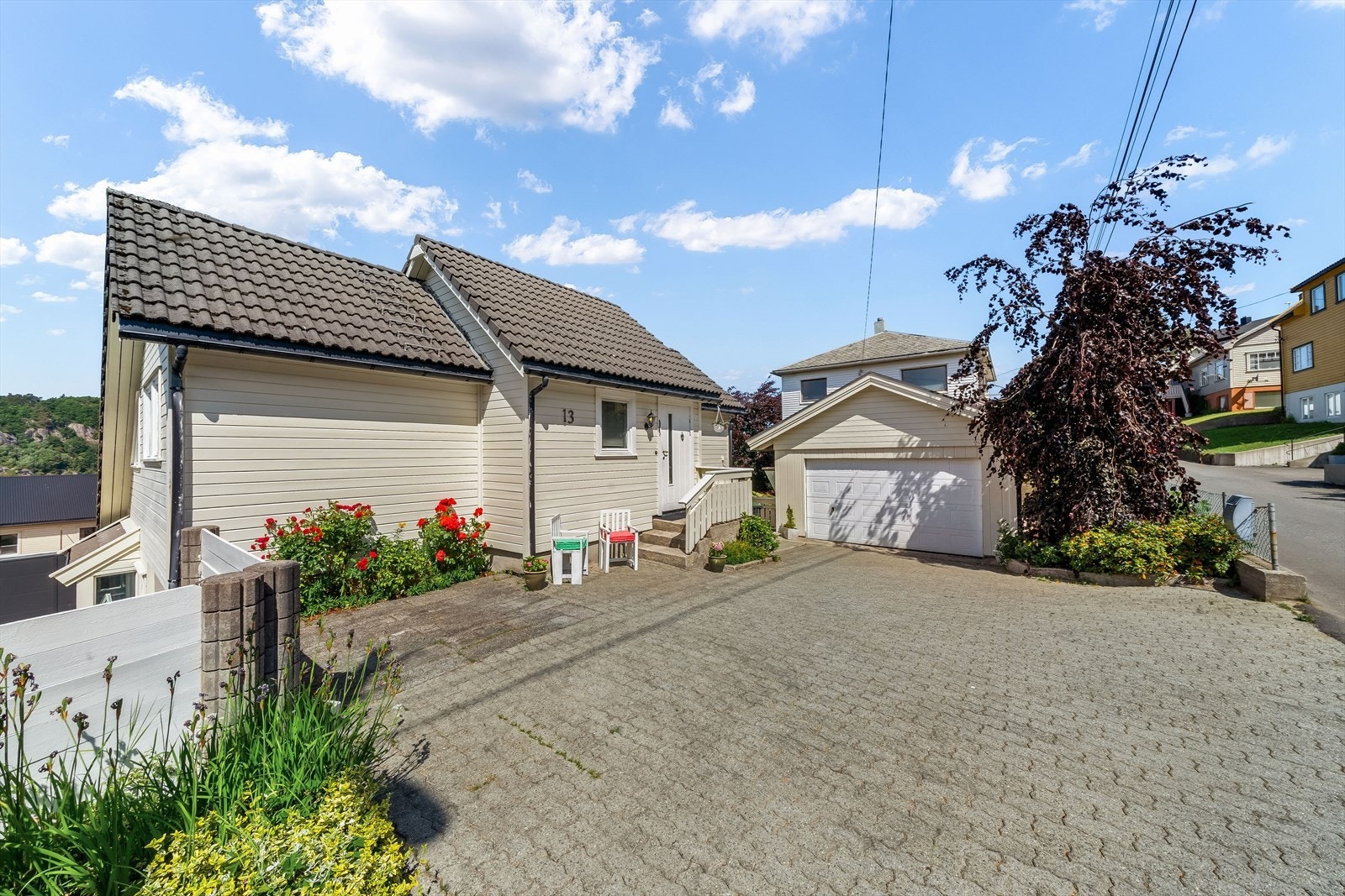 Boligen har et godt tun med gode parkeringsmuligheter. Galleribilde