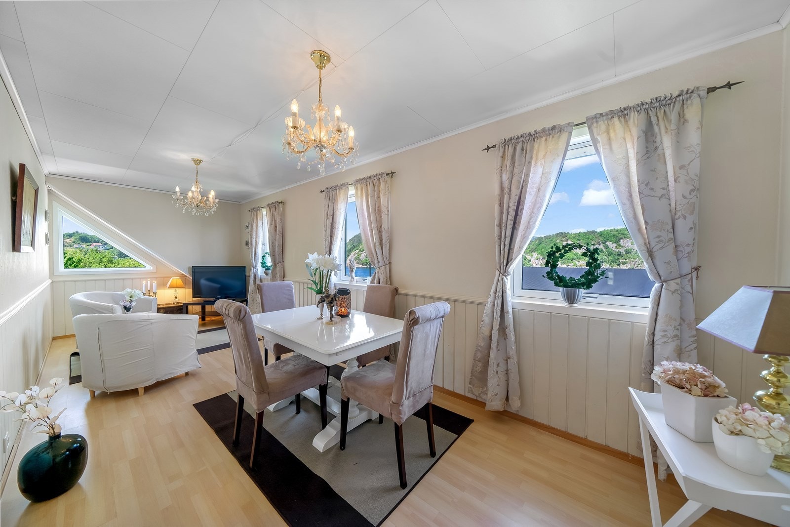 Loftstue innredet med spiseplass og tv-sone. Galleribilde