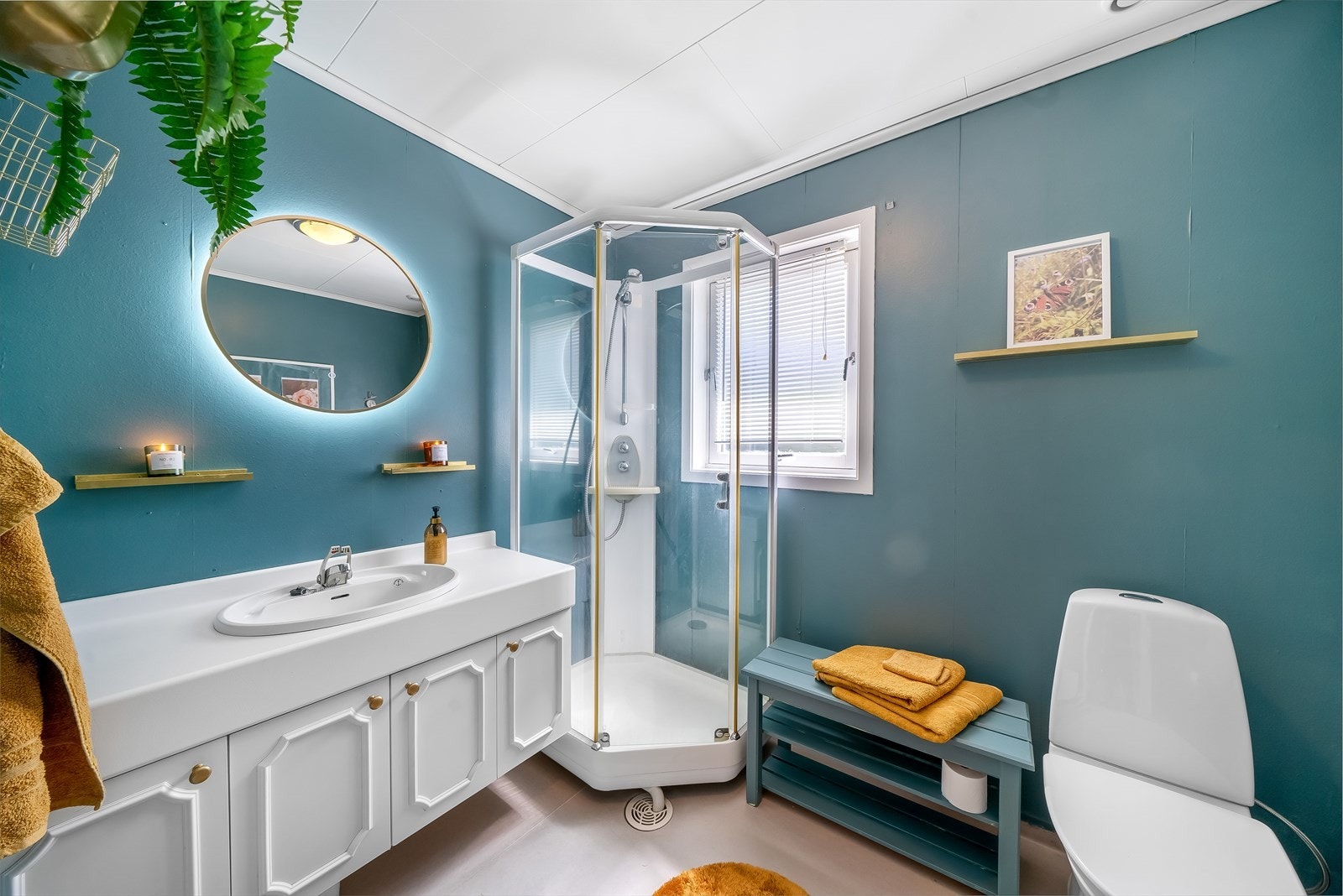 Pent bad beliggende på øverste plan med belegg på gulv og malte veggflater. Badet er innredet med baderomsinnredning, toalett og dusjkabinett. Galleribilde