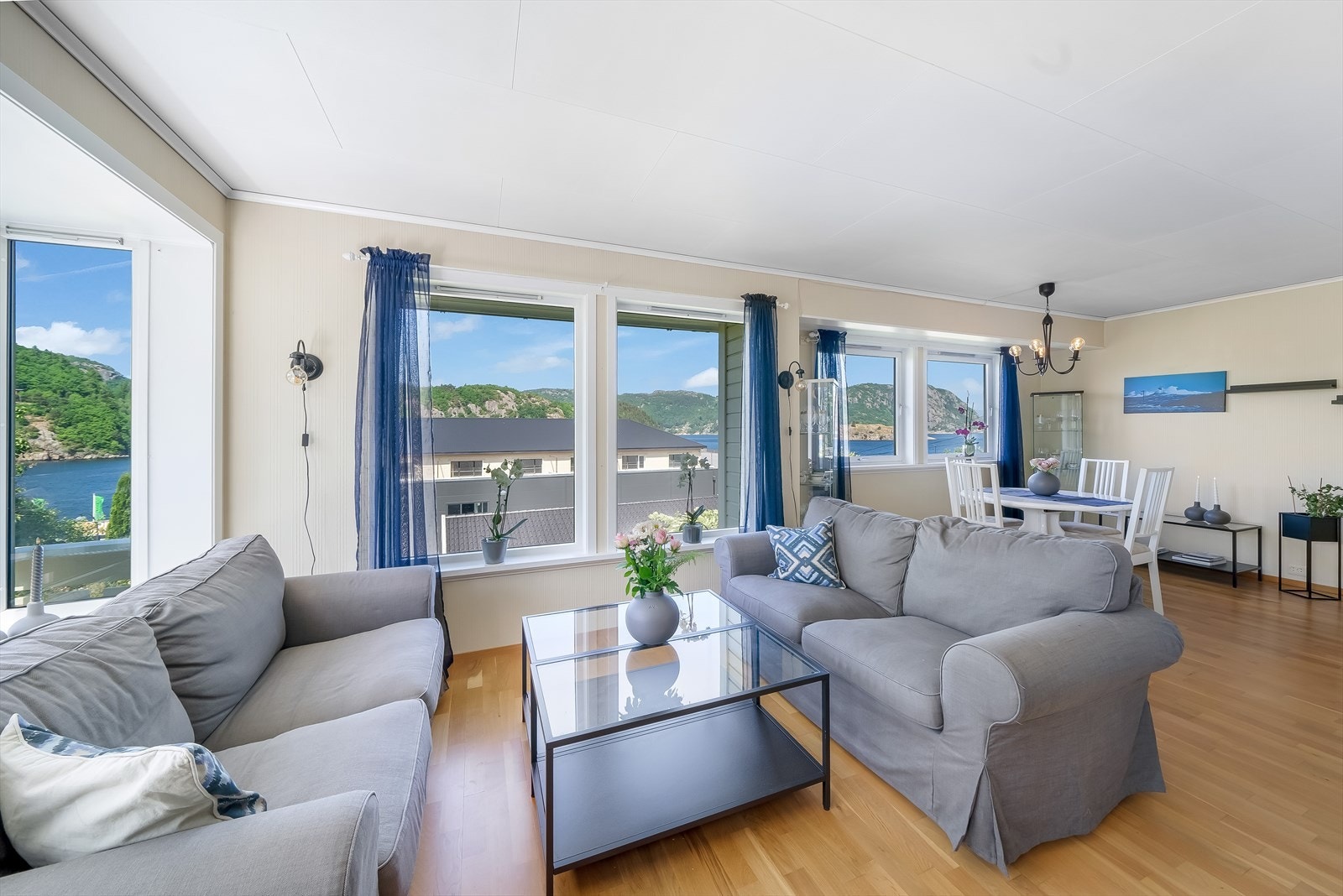 Lys og trivelig stue med flere soner. Godt med lysinnslipp gjennom de store vindusflatene. Galleribilde