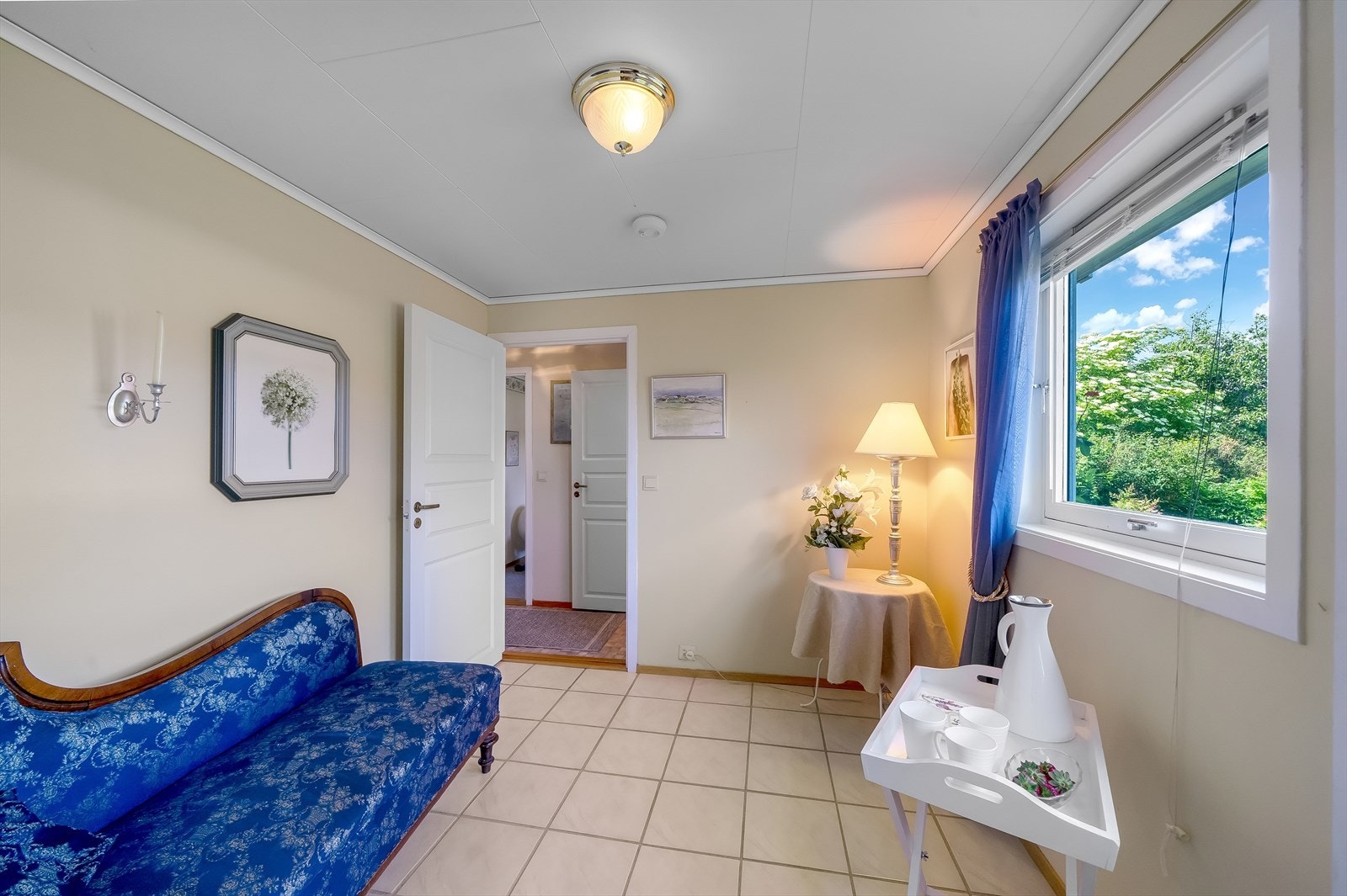 Mellomgang med dør ut til hagen. Galleribilde