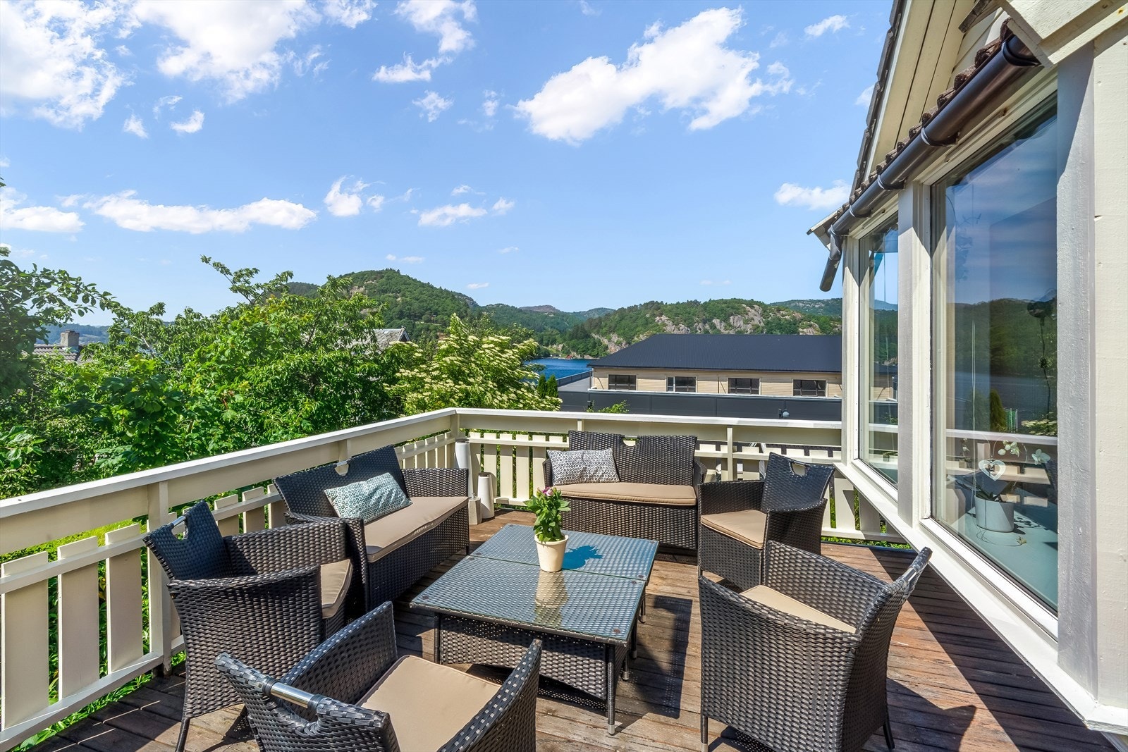 På terrassen ved stua, kan man nyte sola store deler av dagen midtsommers. Galleribilde