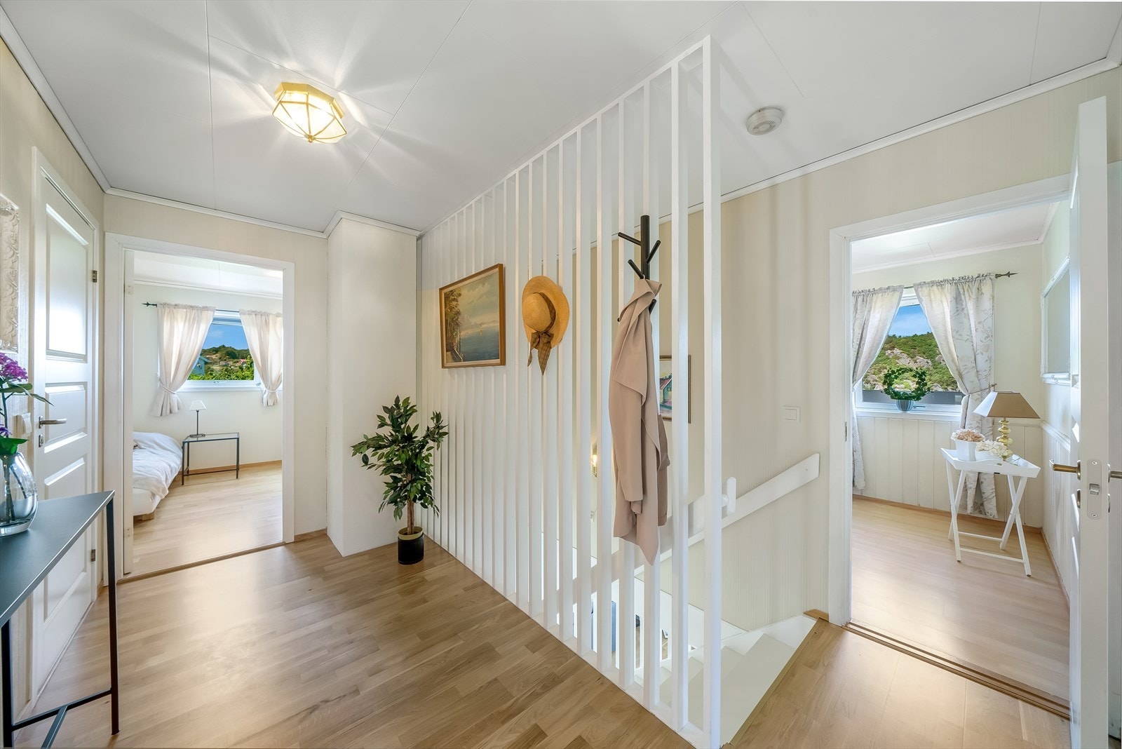 Boligen er gjennomgående pent innredet i harmoniske fargetoner. Galleribilde