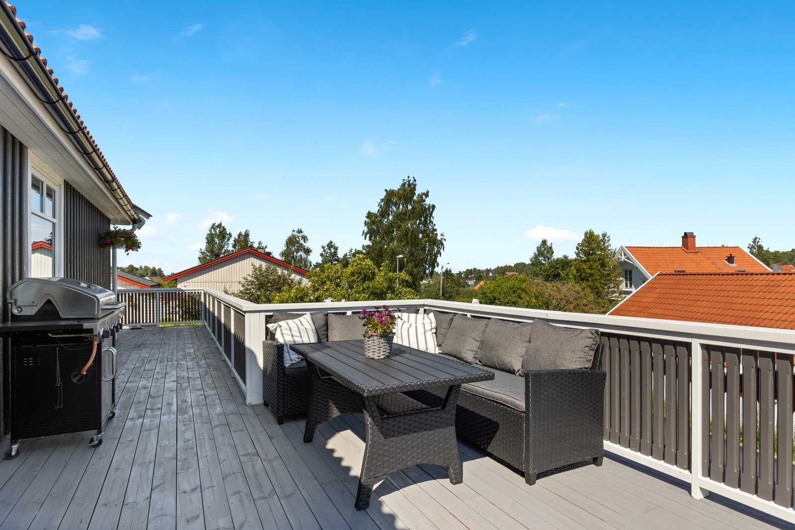 Stor terrasse med rikelig sol. Galleribilde