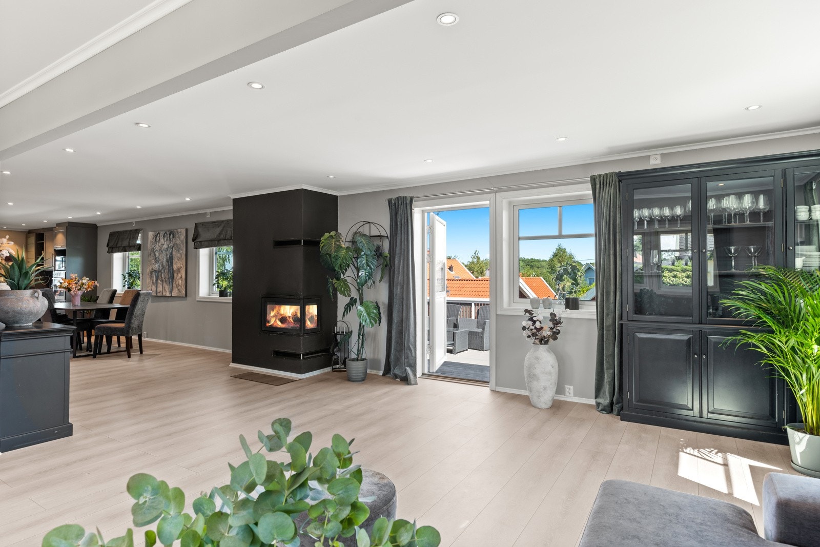 Fra stuen har man terrassedør til begge sider av boligen. Galleribilde