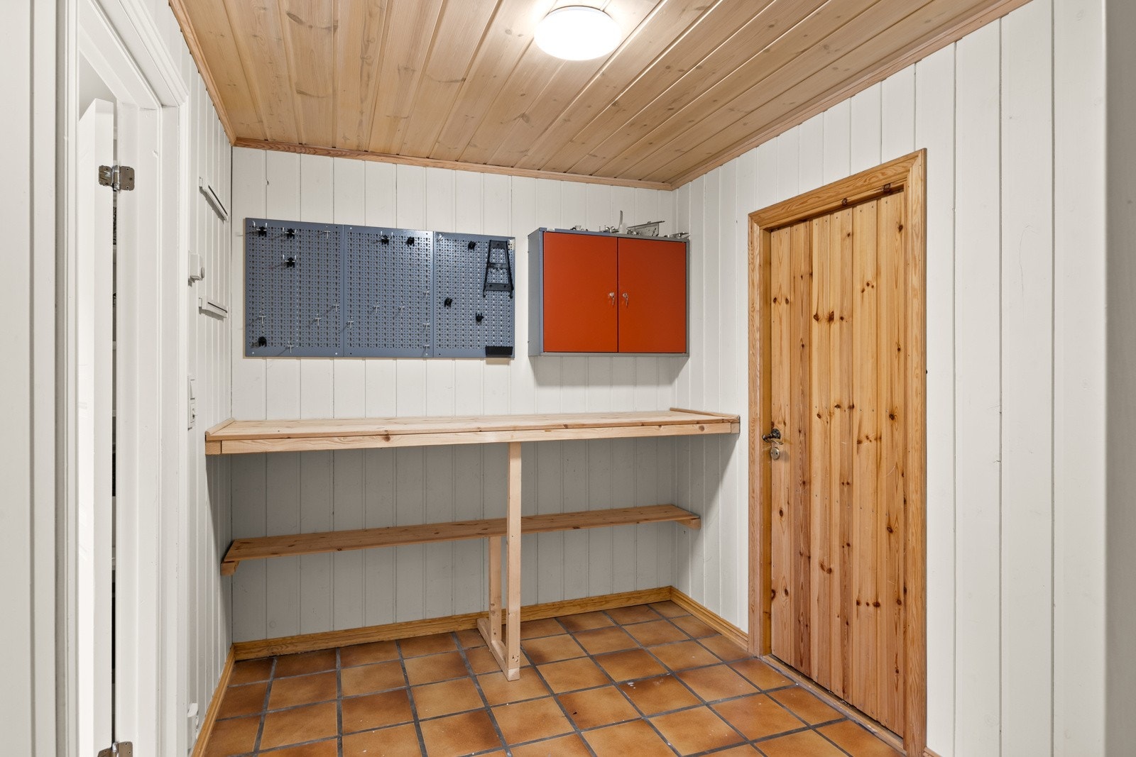 Hobbyrom og stor bod inn døren til høyre for oppbevaring. Galleribilde