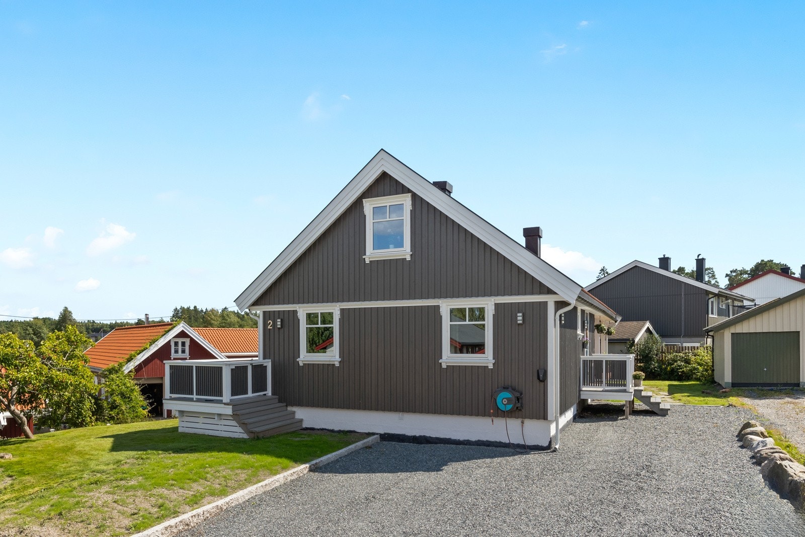 Gruset gårdsplass med god plass til flere biler. Galleribilde