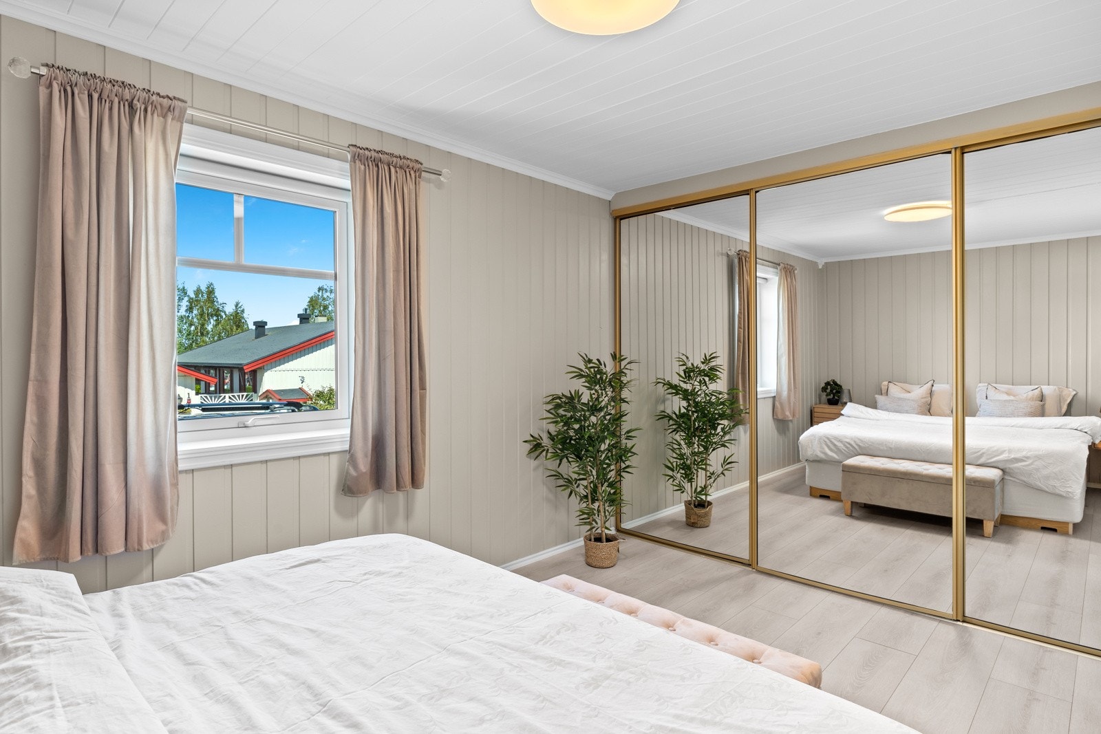 Hovedsoverommet i 1. etasje med stor skyvedørsgarderobe. Galleribilde