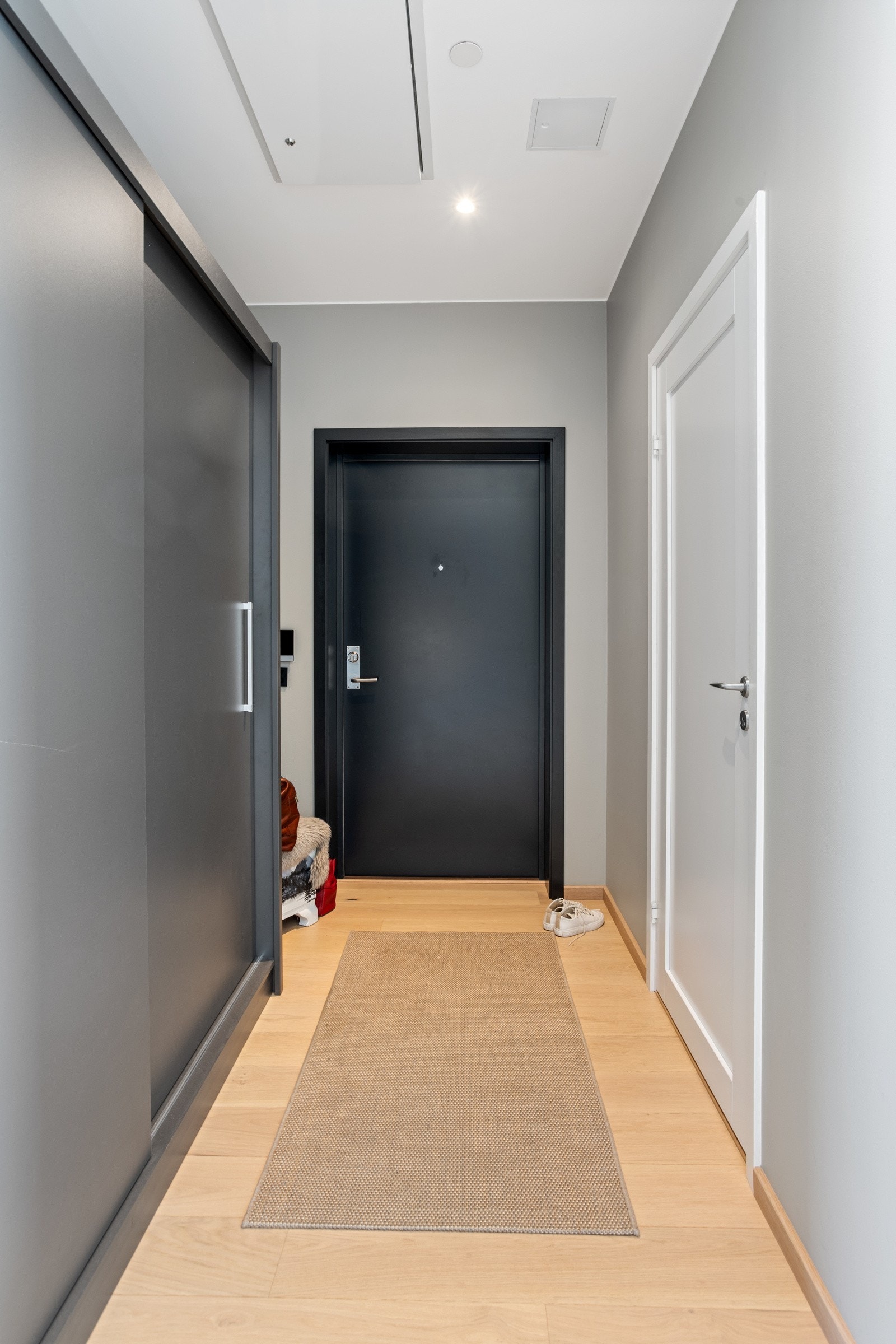 Entré med skyvedørsgarderobe | downlights Galleribilde