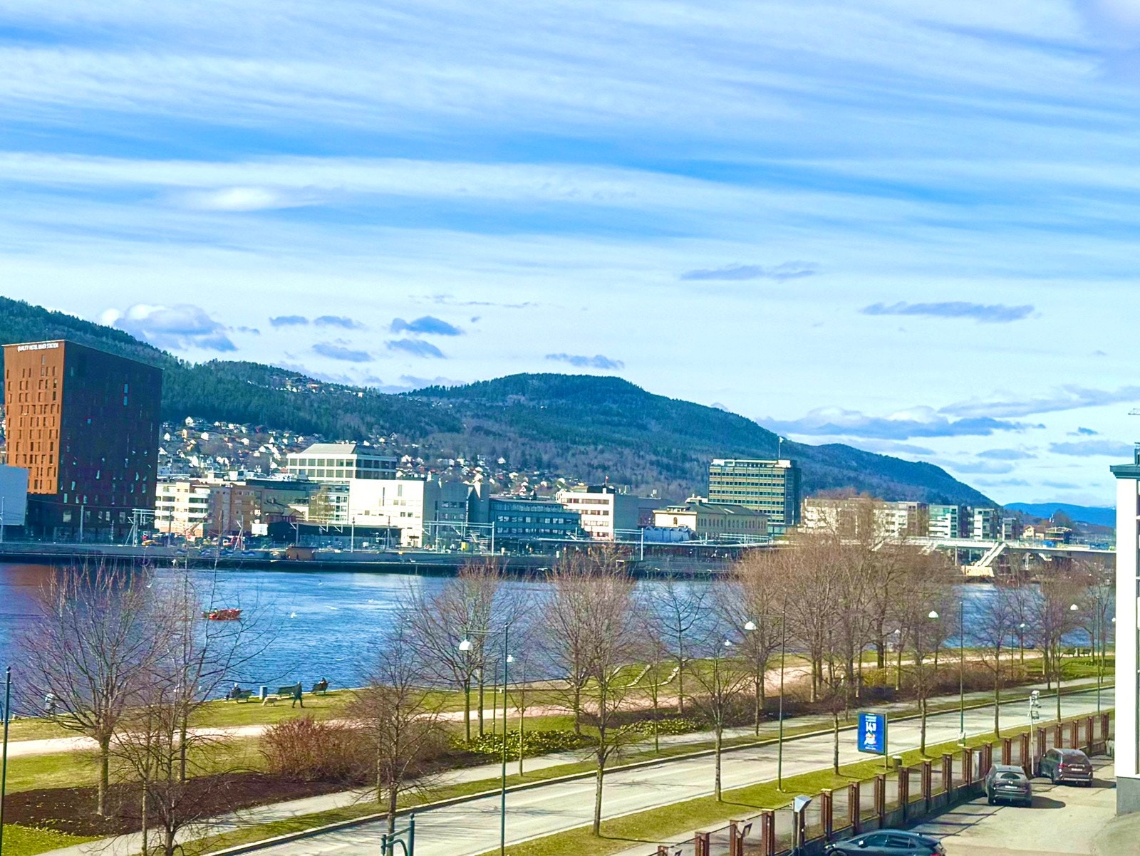Flott utsikt mot elva, promenaden og Strømsøsiden fra balkongen, stua og hovedsoverommet Galleribilde