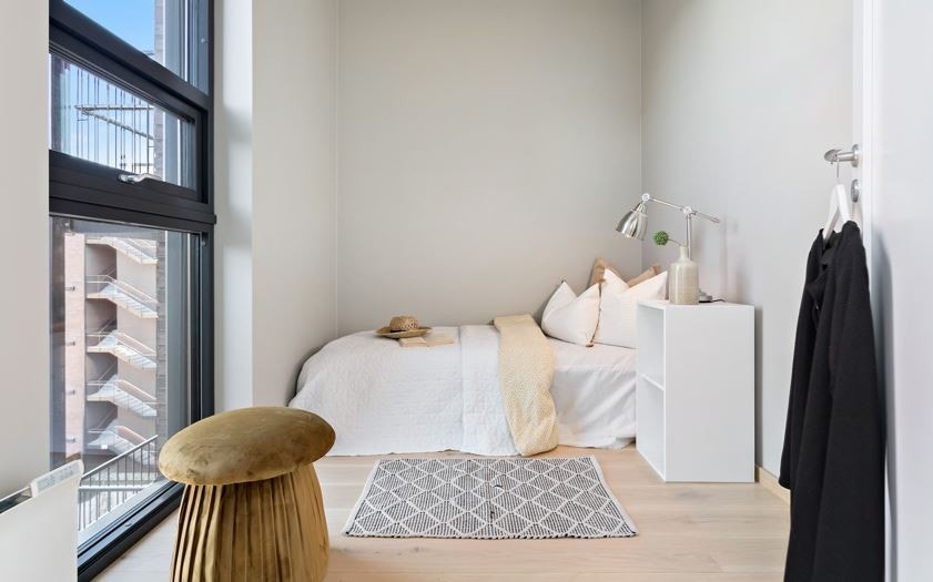 Soverom 2 vender inn mot et vakkert grønt atrium Galleribilde