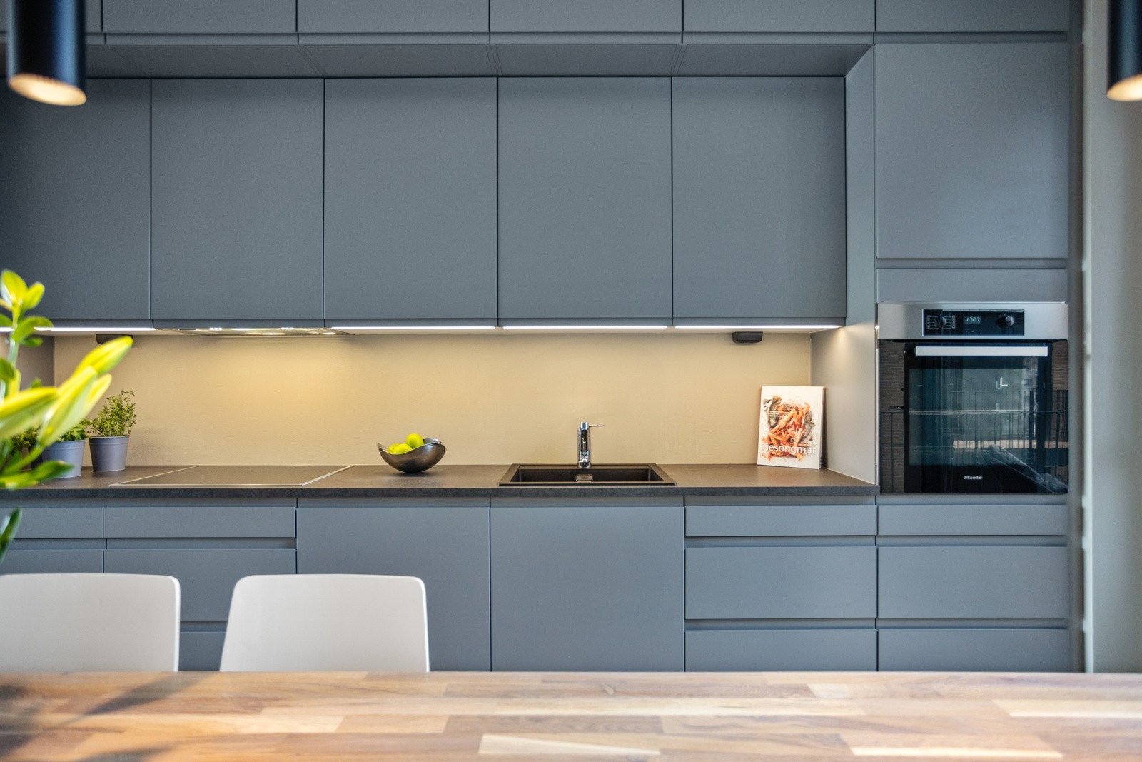 Integrert komfyr i høyskap | integrert kjøl-/frys, oppvaskmaskin og induksjonstopp | Miele hvitevarer Galleribilde