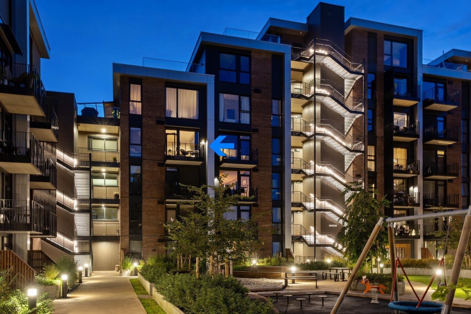 Balkong nummer 2, som er utenfor kjøkkenet, vender inn mot dette flotte skjermede atriumet | her kan morgenkaffen nytes i sola Galleribilde