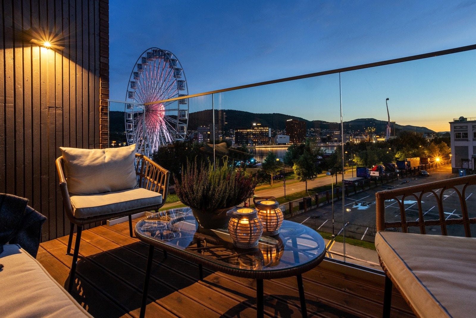 Stemningsbilde fra den vestvendte balkongen Galleribilde