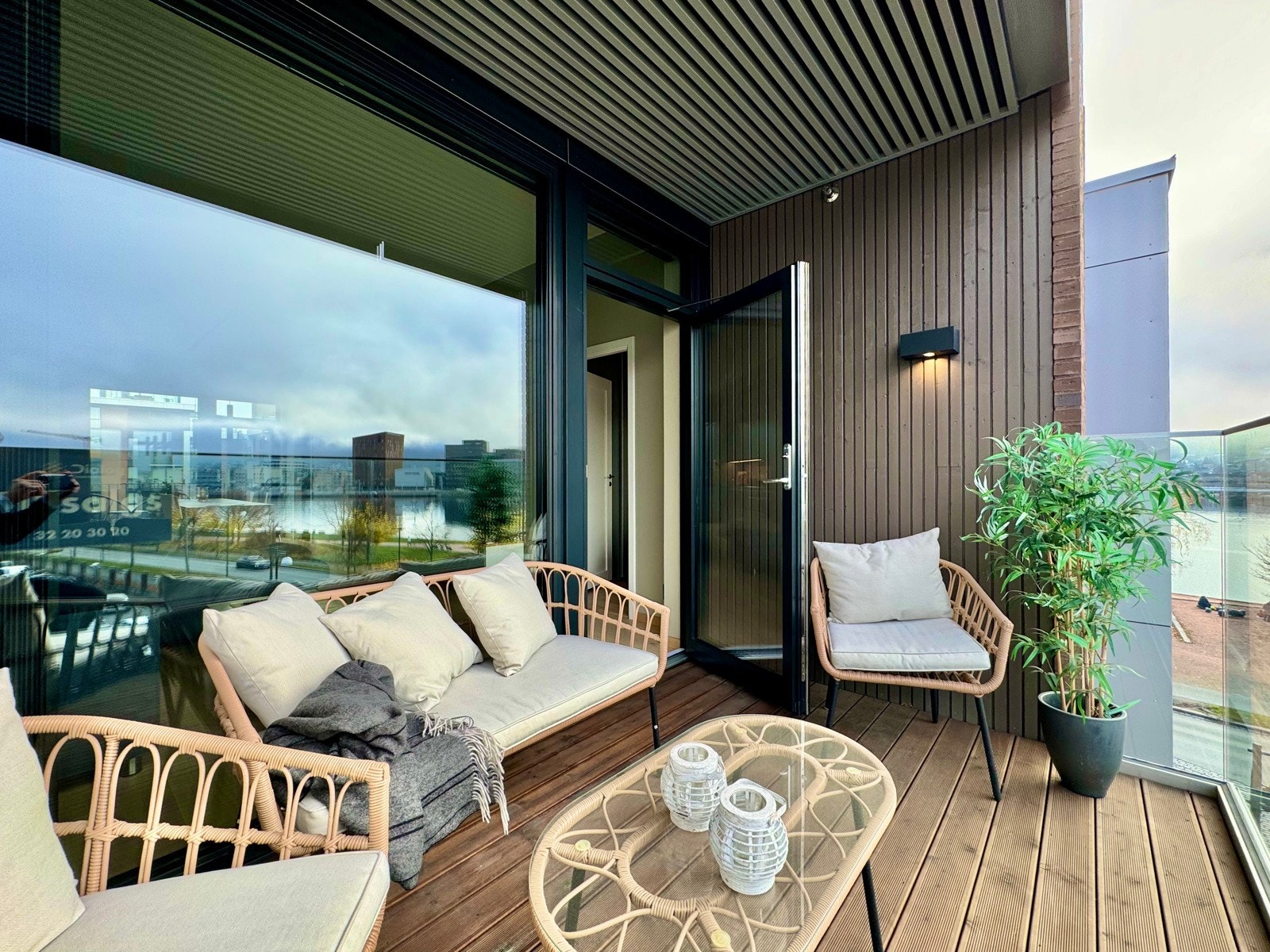 Delvis overbygget romslig balkong utenfor stuen Galleribilde