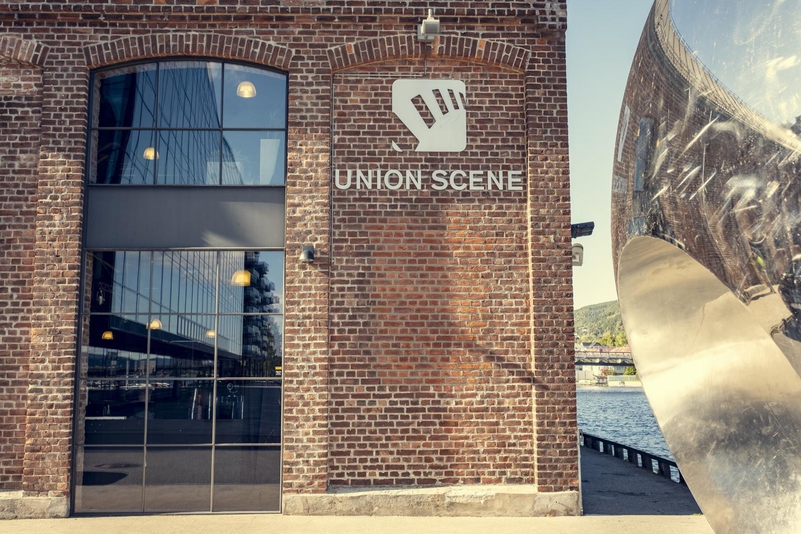 10-12 minutters gange til Union Brygge som er en moderne urbane og pulserende miks av kultur, kunnskap, bibliotek, kaféliv og mangfoldig næring Galleribilde