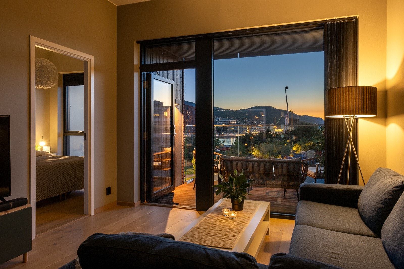 Stemningsbilde fra stuen og utsikten Galleribilde