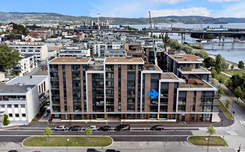 Leiligheten er gjennomgående med panoramavinduer og romslig balkonger i begge ender | sjelden nærhet til elva og byen Galleribilde