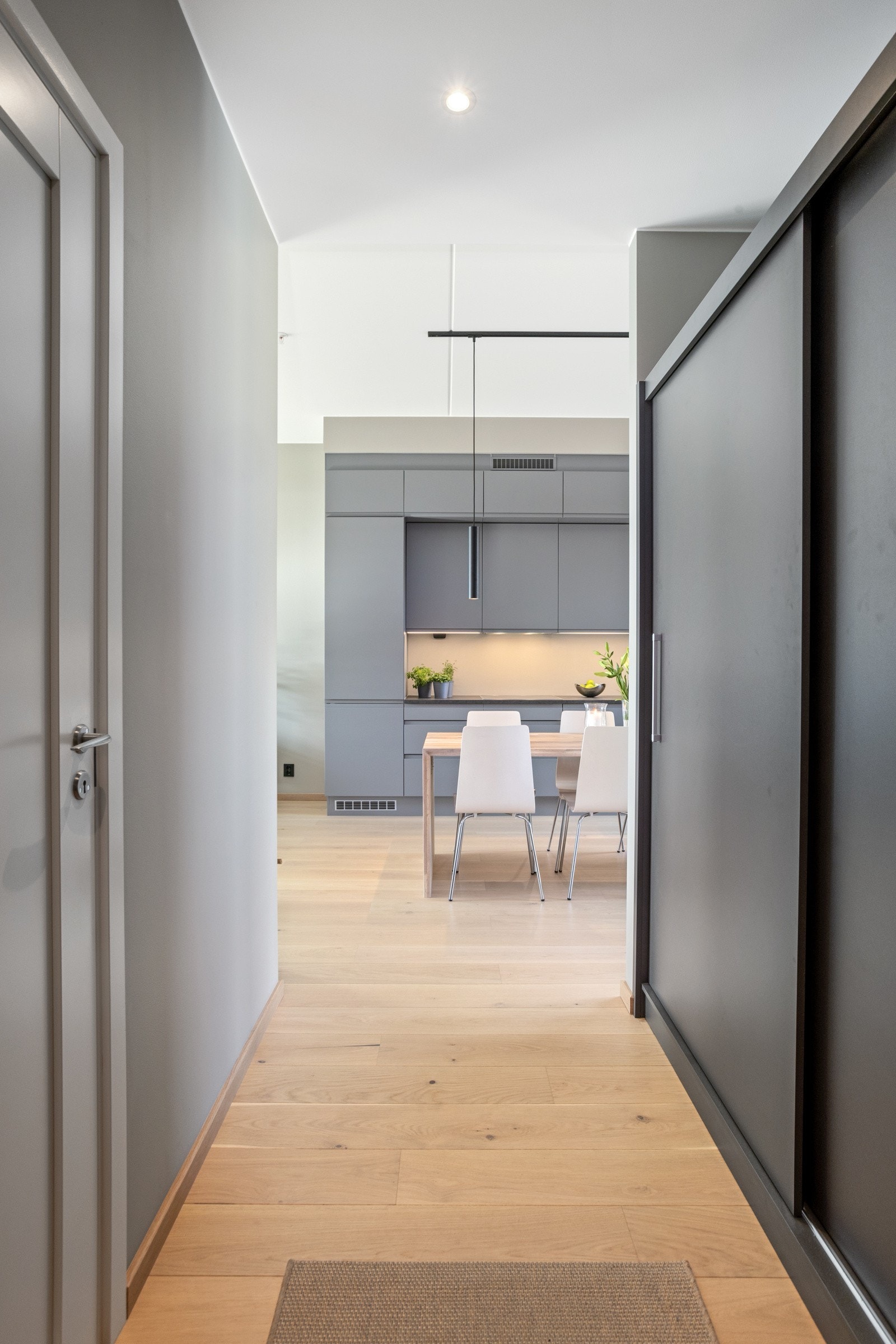 Entré med skyvedørsgarderobe Galleribilde