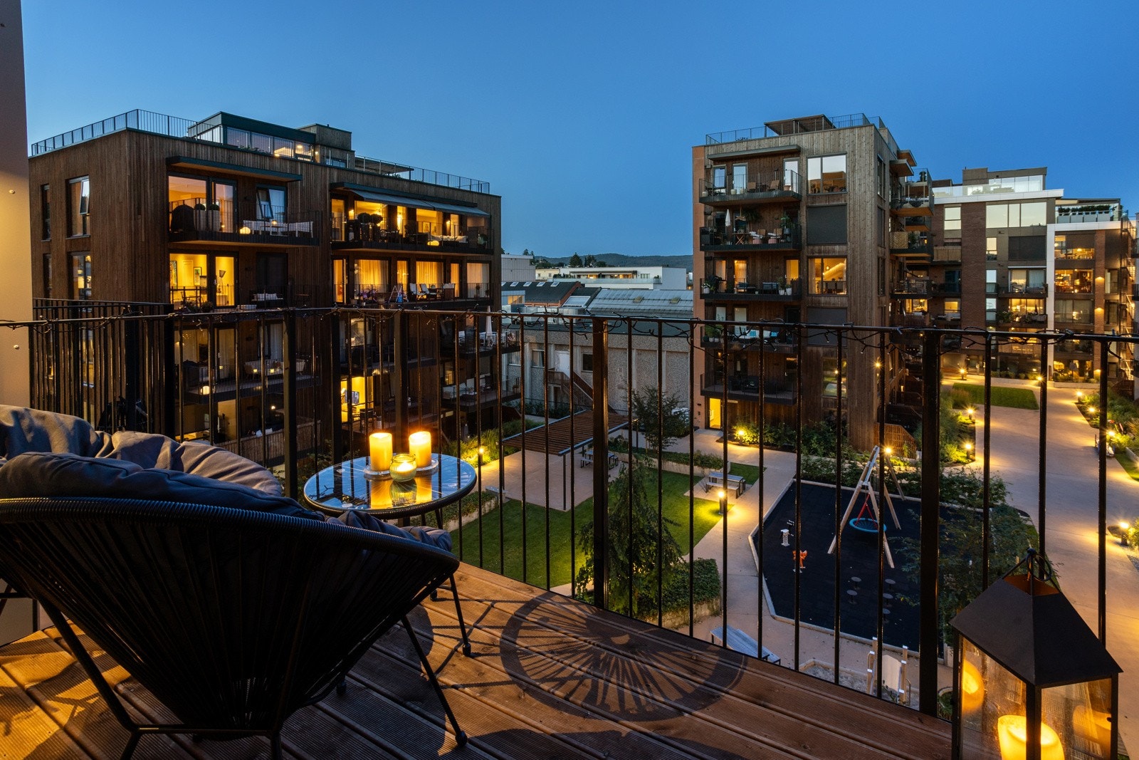 Stemningsbilde fra balkongen (5 kvm) utenfor kjøkkenet og inn mot atriumet | i tillegg tilgang til 7 ulike felles takterrasser med masse sol og utsikt Galleribilde