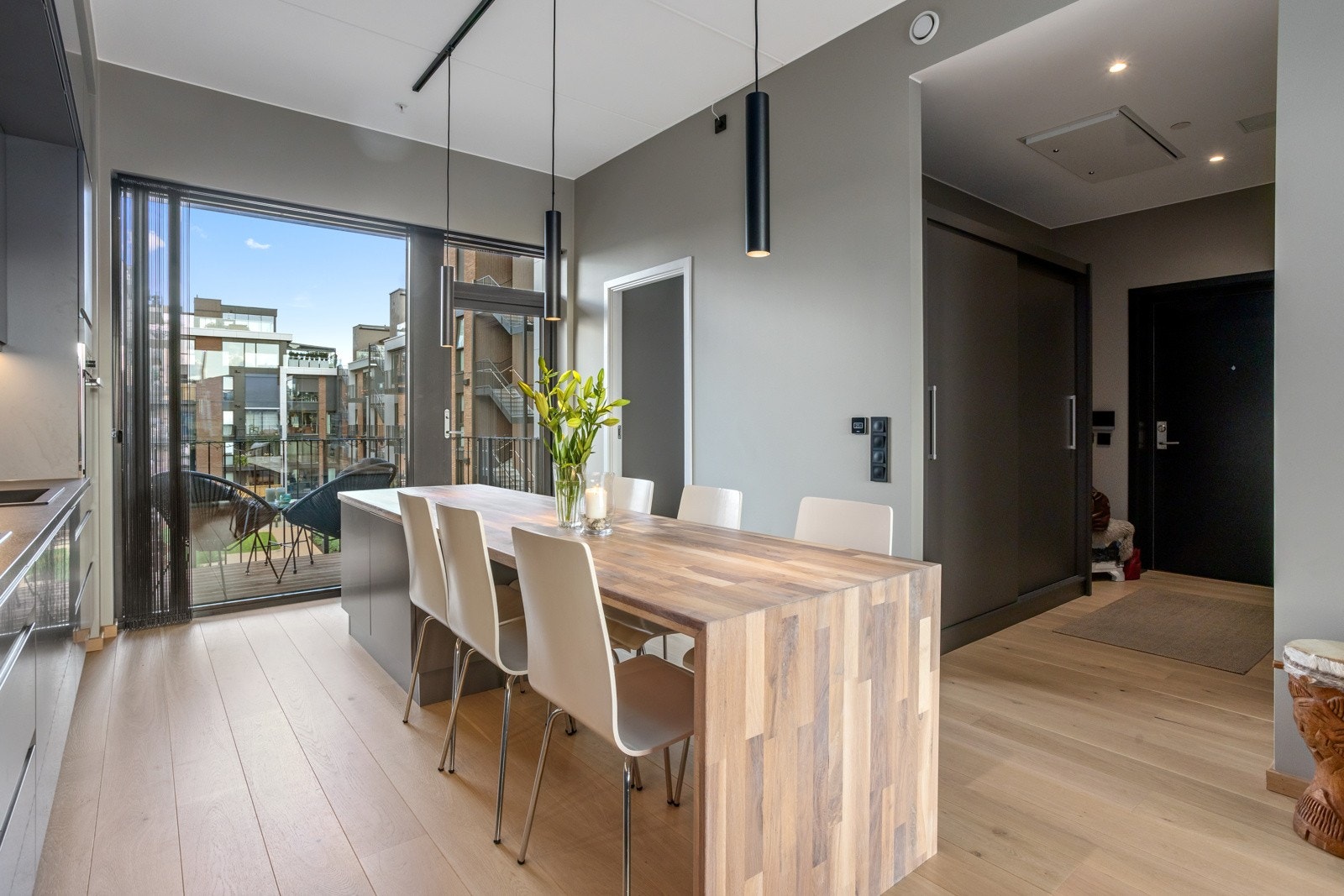 Kjøkkenøyen gir god spiseplass og et tidsriktig godt uttrykk | øya kan enkelt fjernes om dette er ønskelig Galleribilde