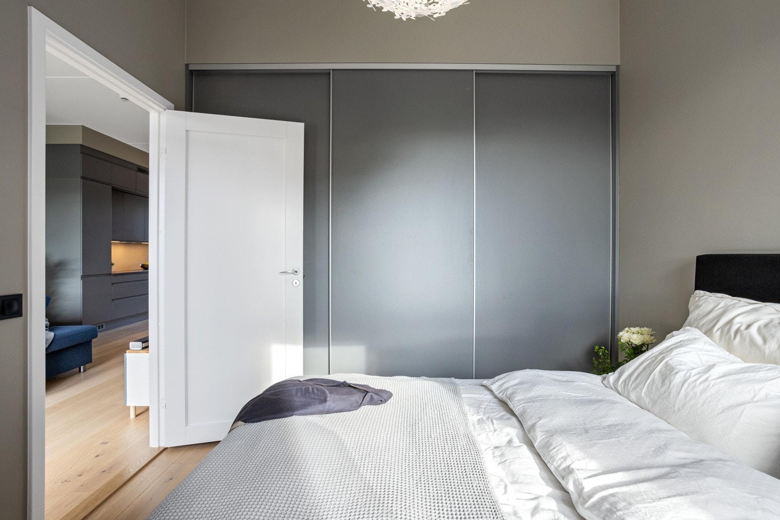 Skyvedørsgarderobe i hovedsoverom på hele den ene veggen Galleribilde