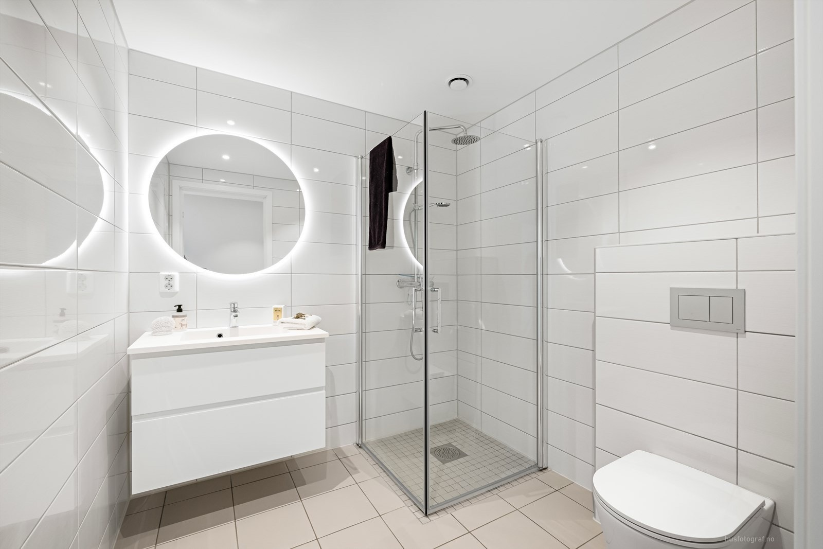 Badene har downlights i tak som bidrar til den riktige belysningen. Galleribilde