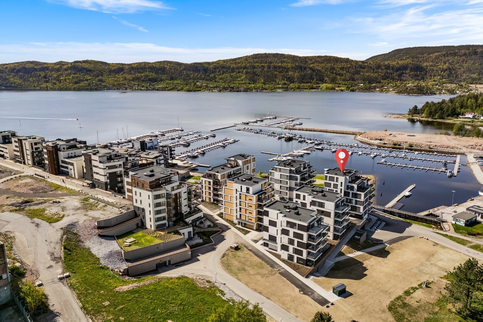 Fra leiligheten 5 minutters kjøring til Sande sentrum. Ca. 20 minutters kjøring til Drammen. Ca. 45 minutters kjøring til Oslo. Sande togstasjon ligger ca. 5 minutters kjøreavstand fra leiligheten. Galleribilde