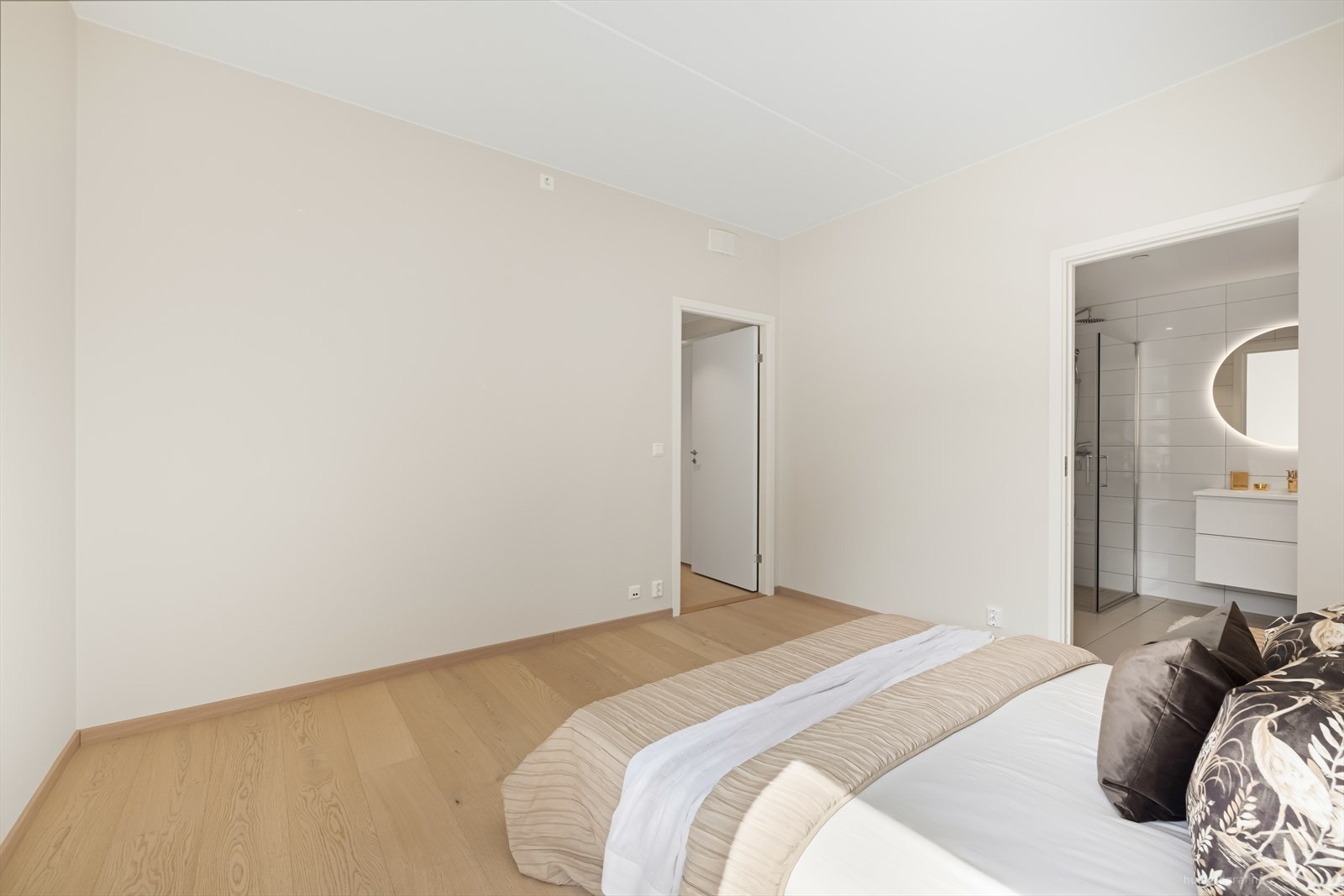 Pent innredet hovedsoverom i suiteløsning med tilknytning til bad, det er avsatt plass til garderobeløsning. Galleribilde