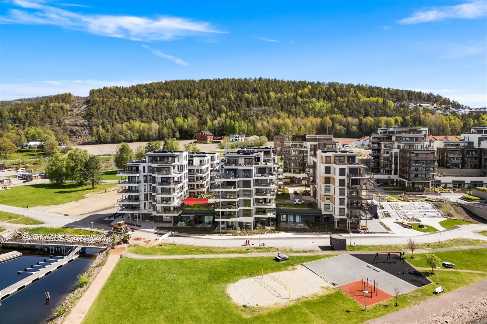 Bilfrie områder mellom bygningene og flere lekeplasser gjør også dette til et hyggelig sted for barna. Maritimt nærmiljø med badestrand, brygge og båthavn. Galleribilde