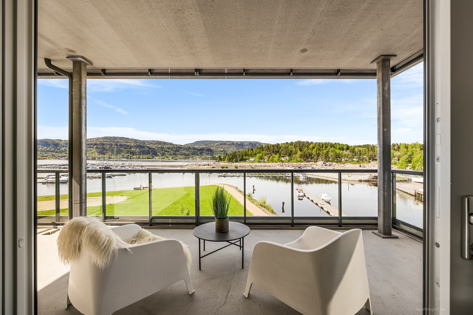 Her kan du nyte utsikten over Sandebukta, du kan morgenbade, ta badstue, kvelds bade, rusle i strandkanten, ta en båttur, en padletur - eller bare slikke kveldssol på terrassen. Galleribilde